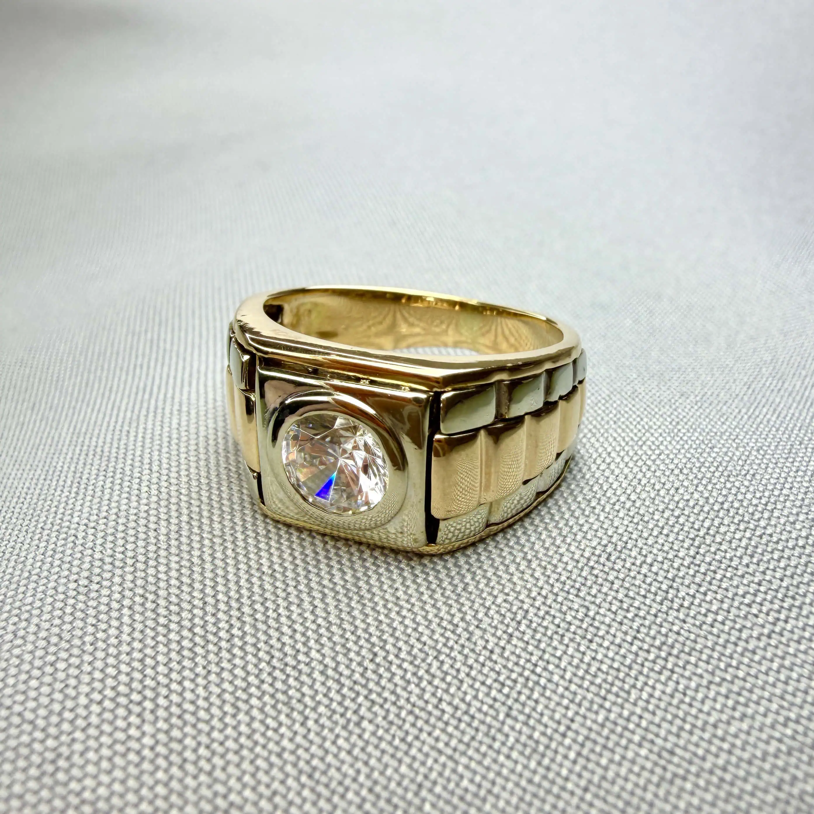 Золота печатка "Центр Всесвіту" фото