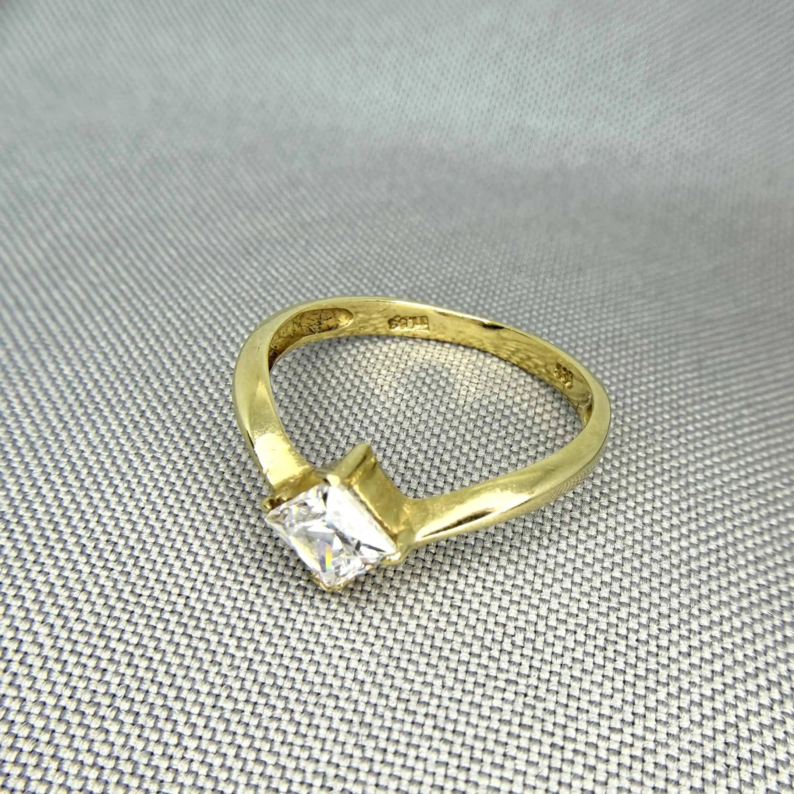 Золота каблучка "Геометрія" фото