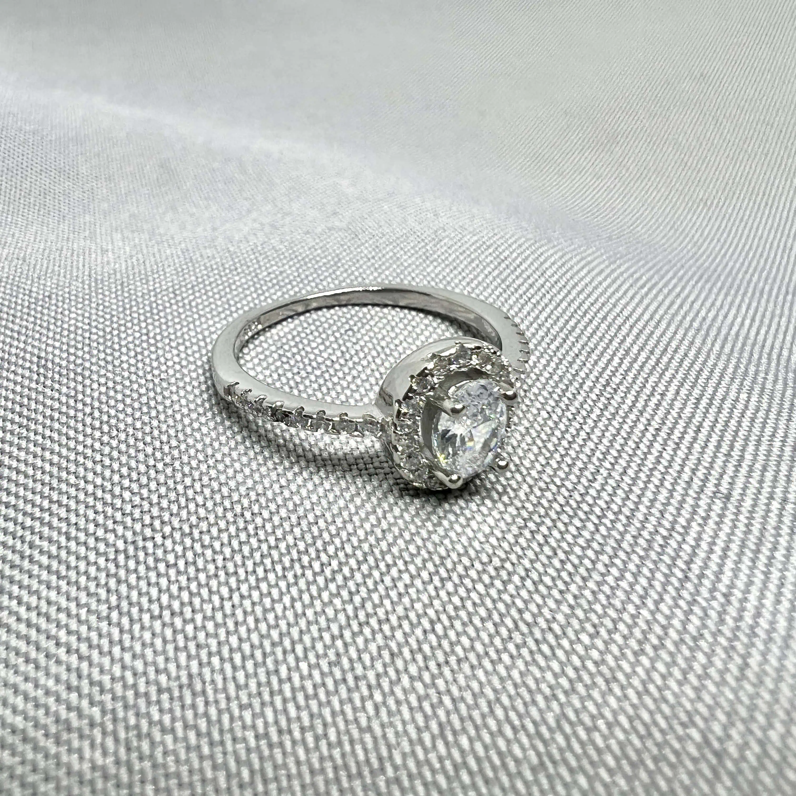 Срібна каблучка "Овальна грація" фото