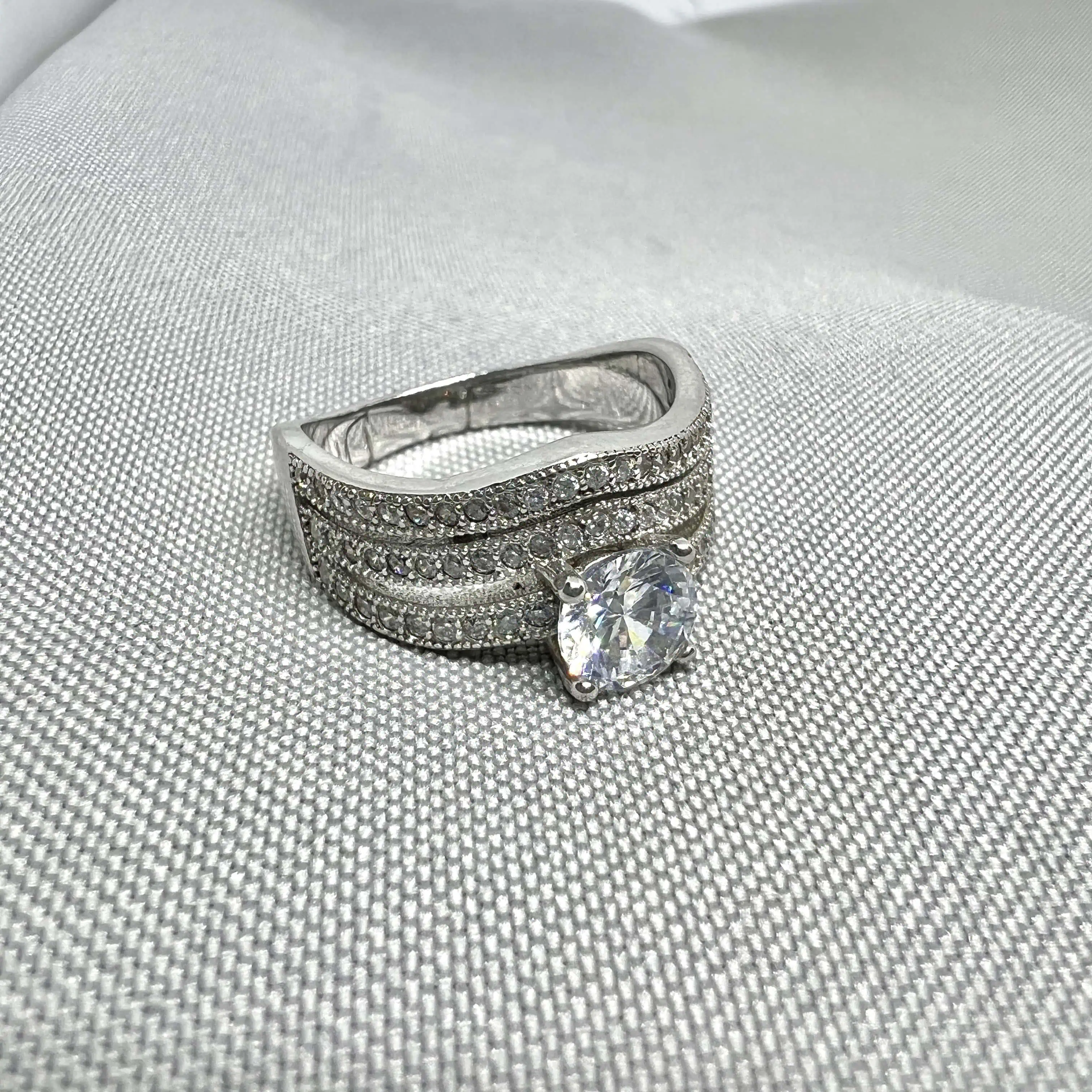 Срібна каблучка "Сяючий солітер" фото