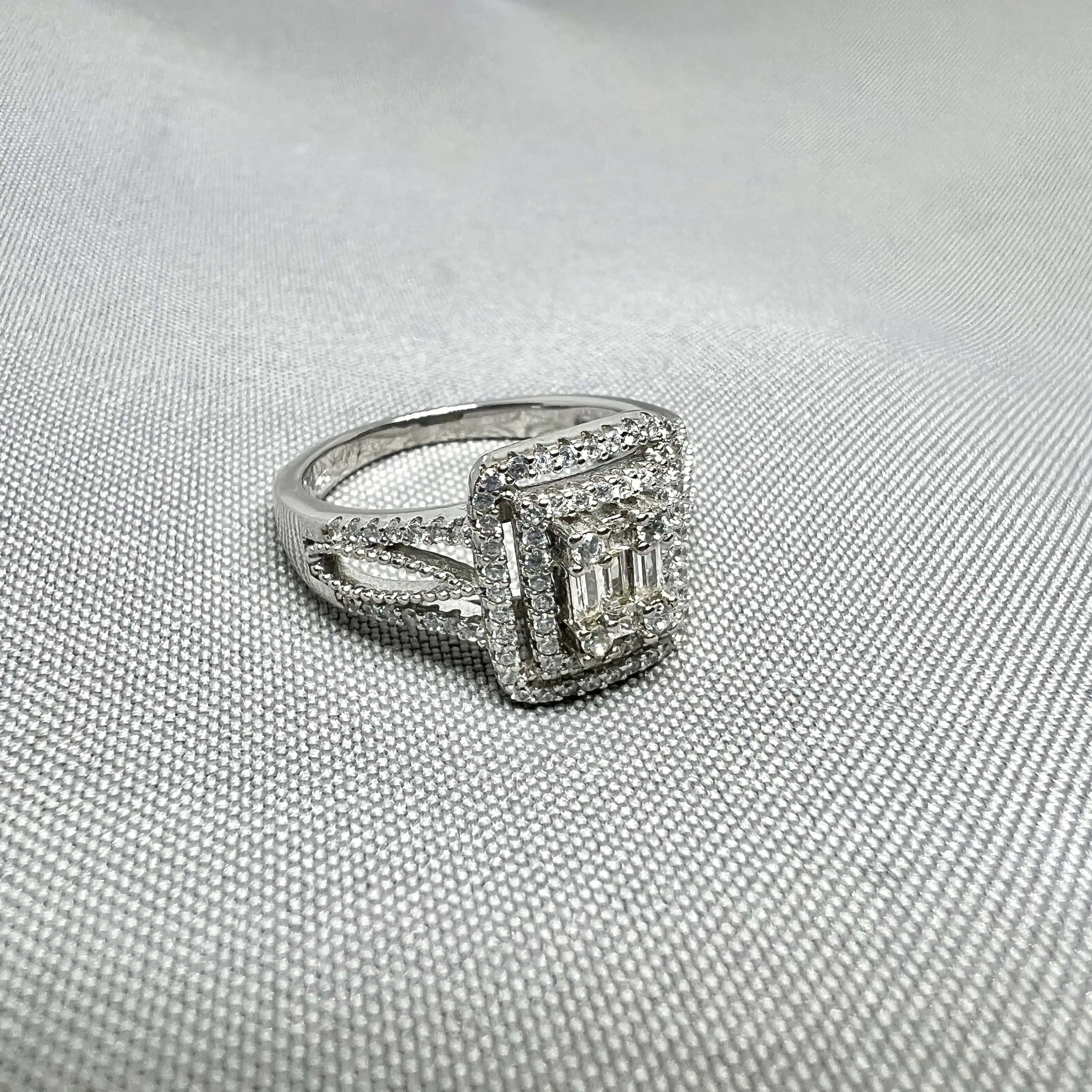 Срібна каблучка "Діамантовий шик" фото