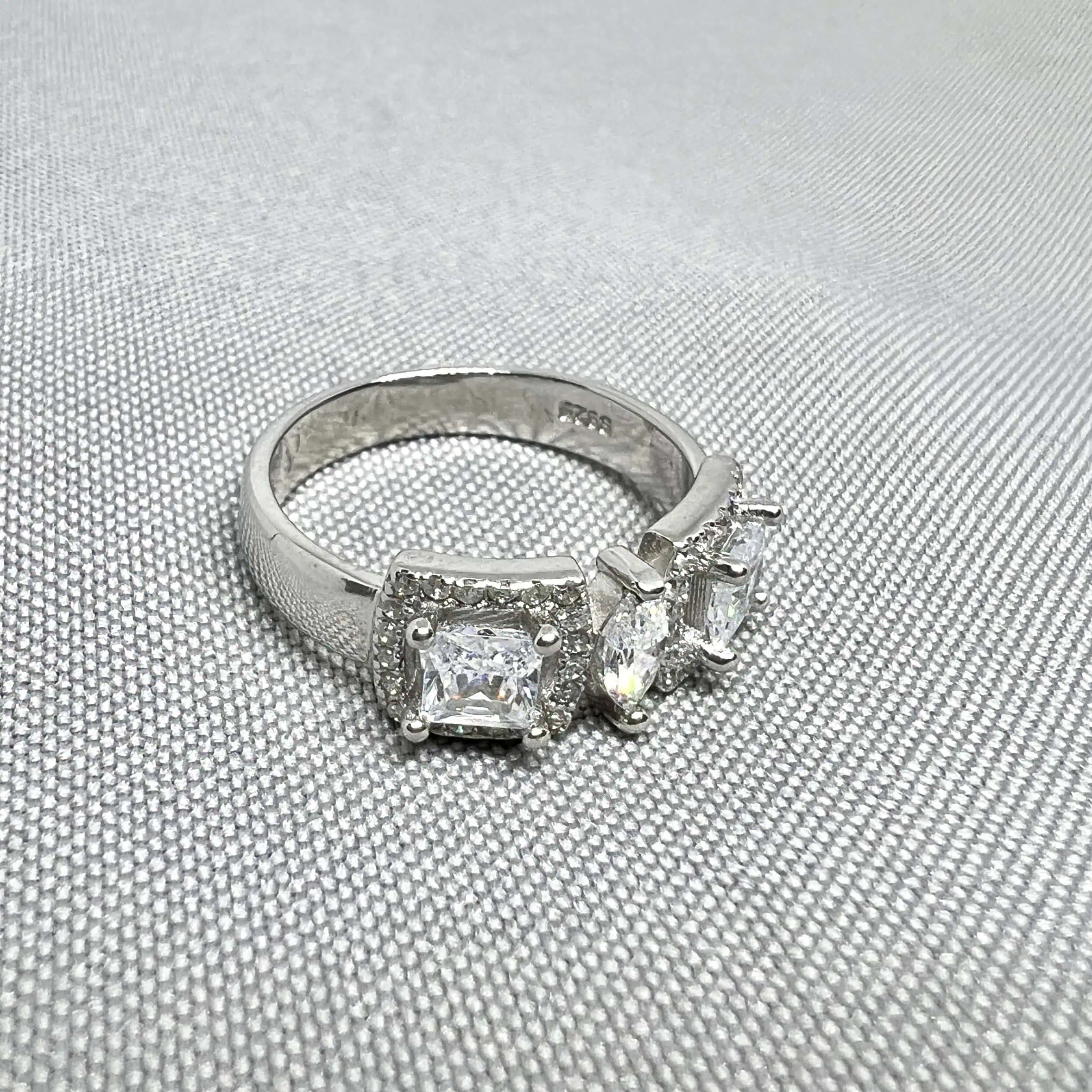 Срібна каблучка "Геометричний тріумф" фото