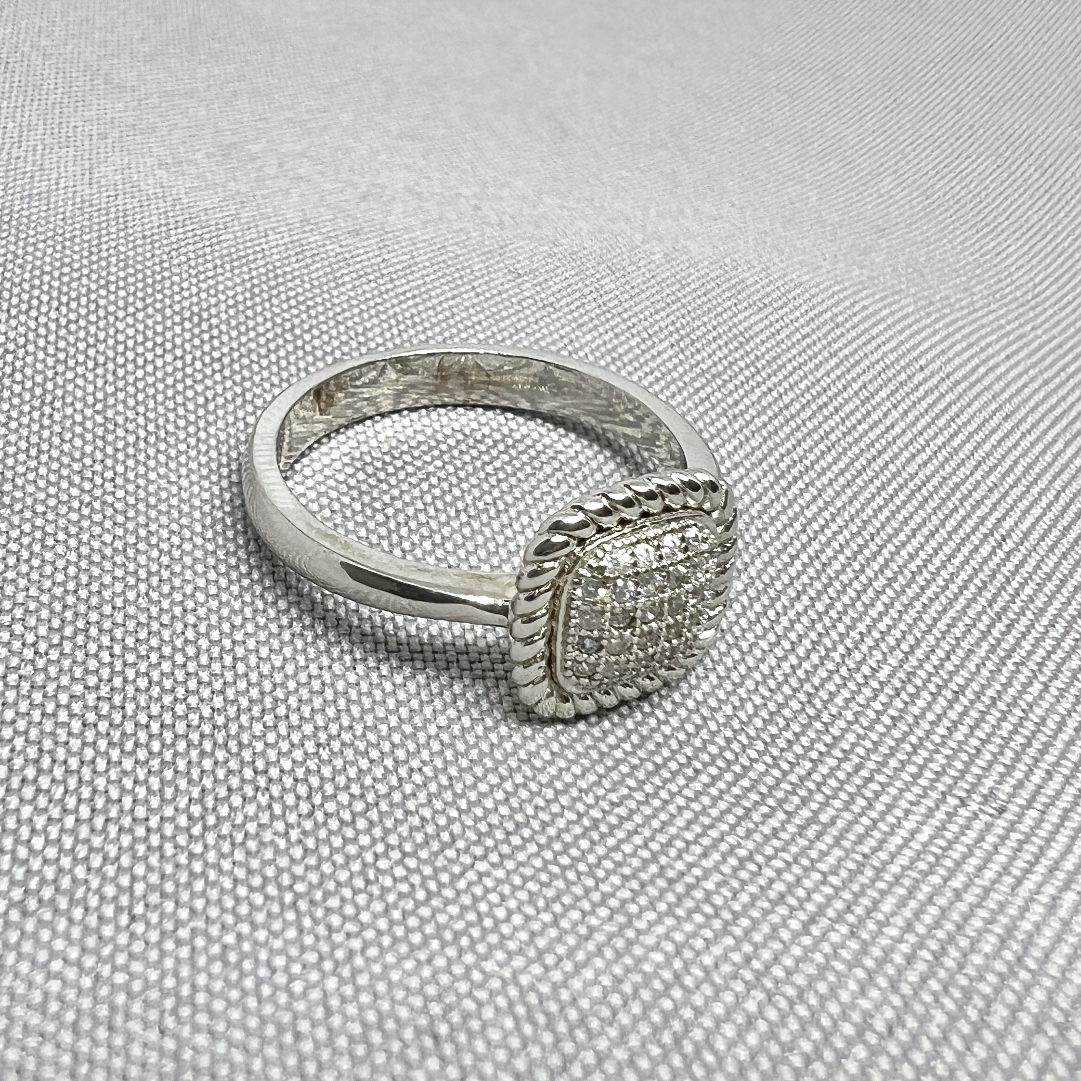 Срібна каблучка "Оксамитова площа" фото