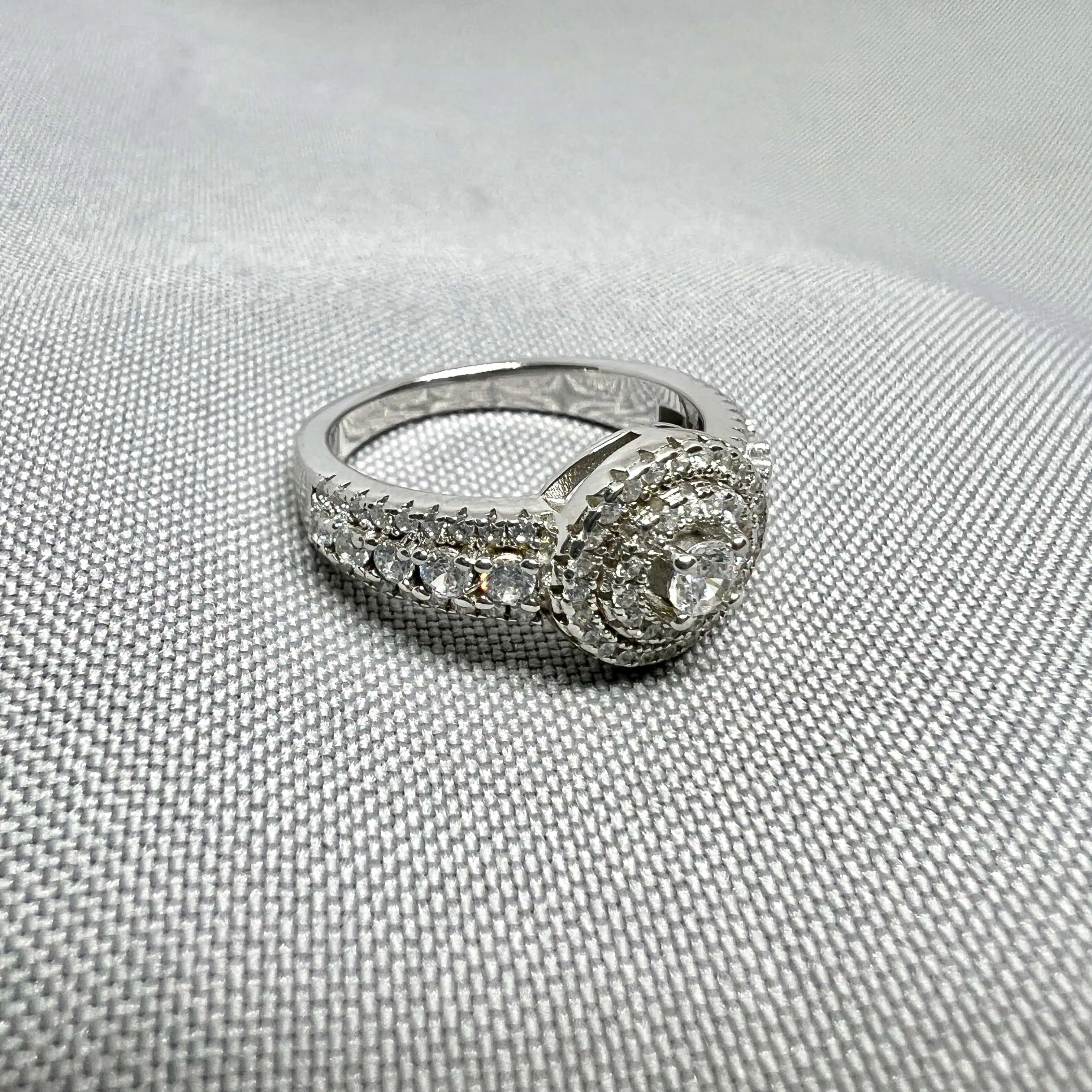 Срібна каблучка "Осяйна класика" фото