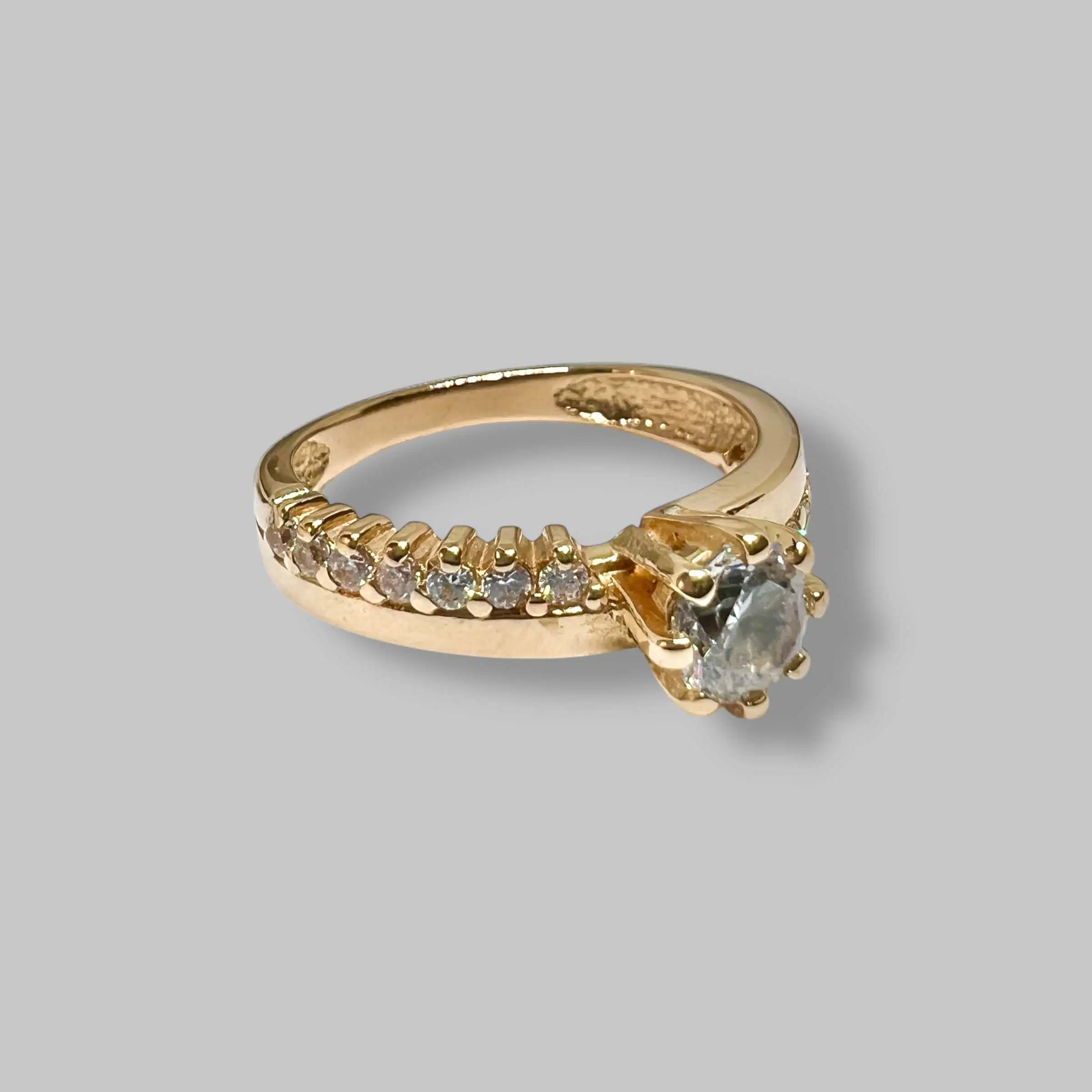 Золота каблучка "Асиметрія блиску" фото