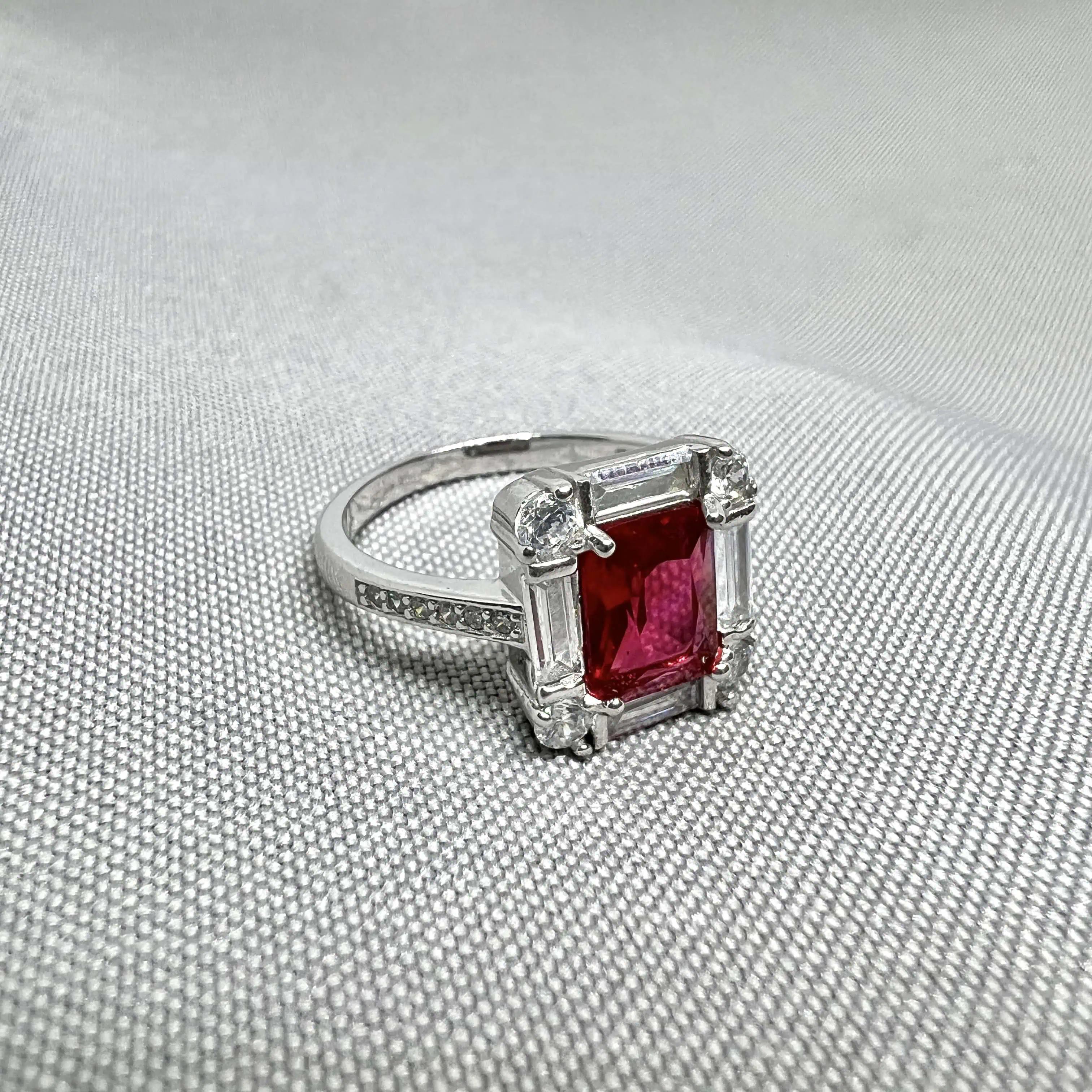 Срібна каблучка "Червоний оксамит" фото