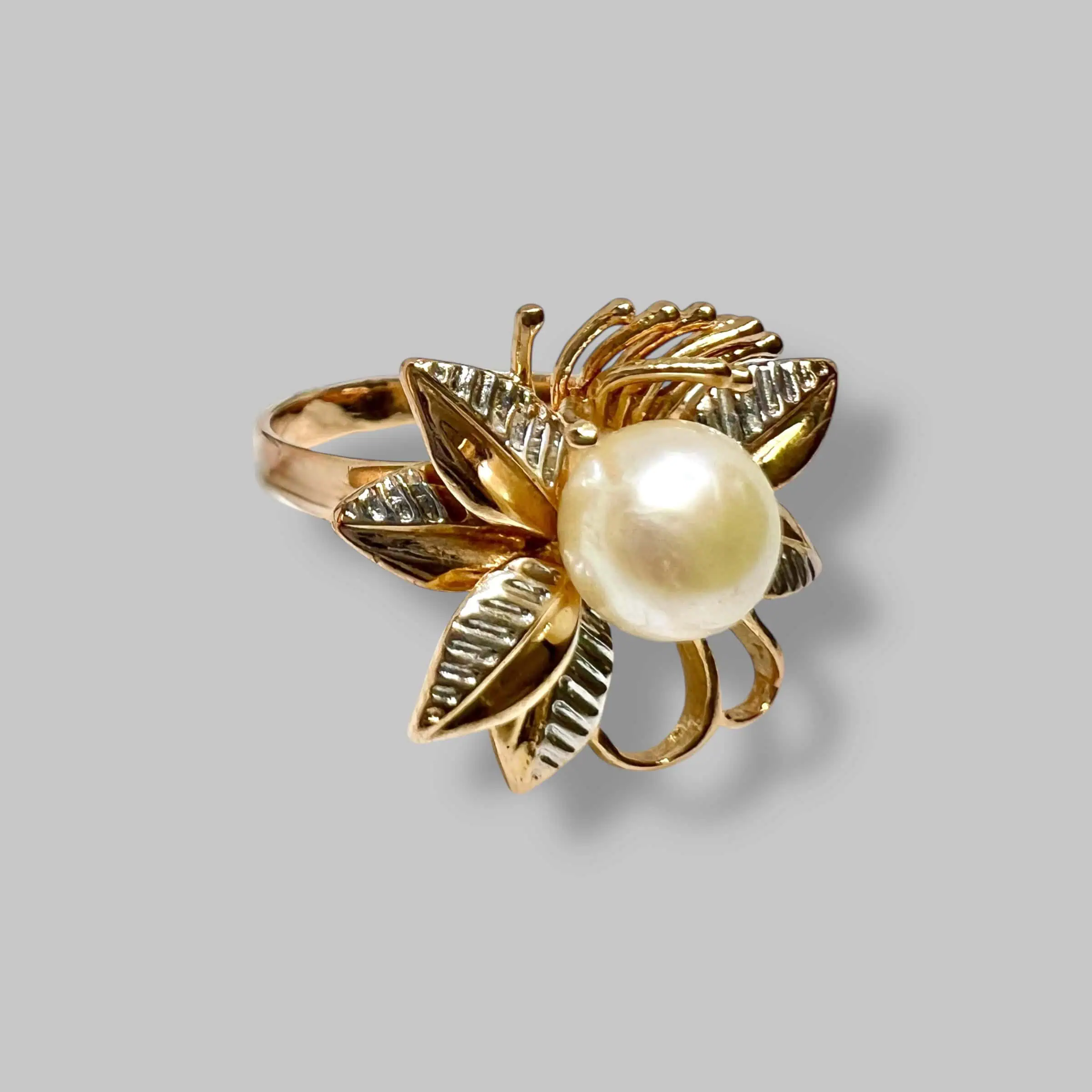 Золота каблучка "Витончена магнолія" фото