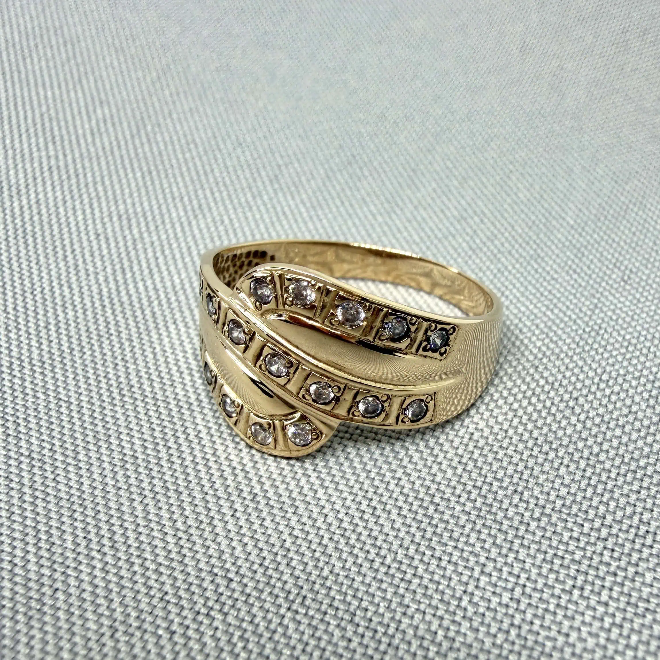 Золота каблучка "Хвилі" фото