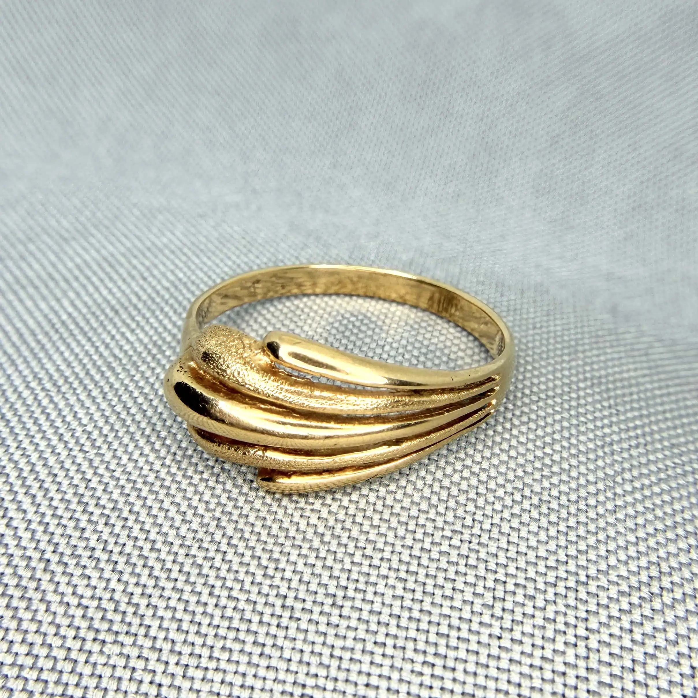 Золота каблучка "Хвиля" фото