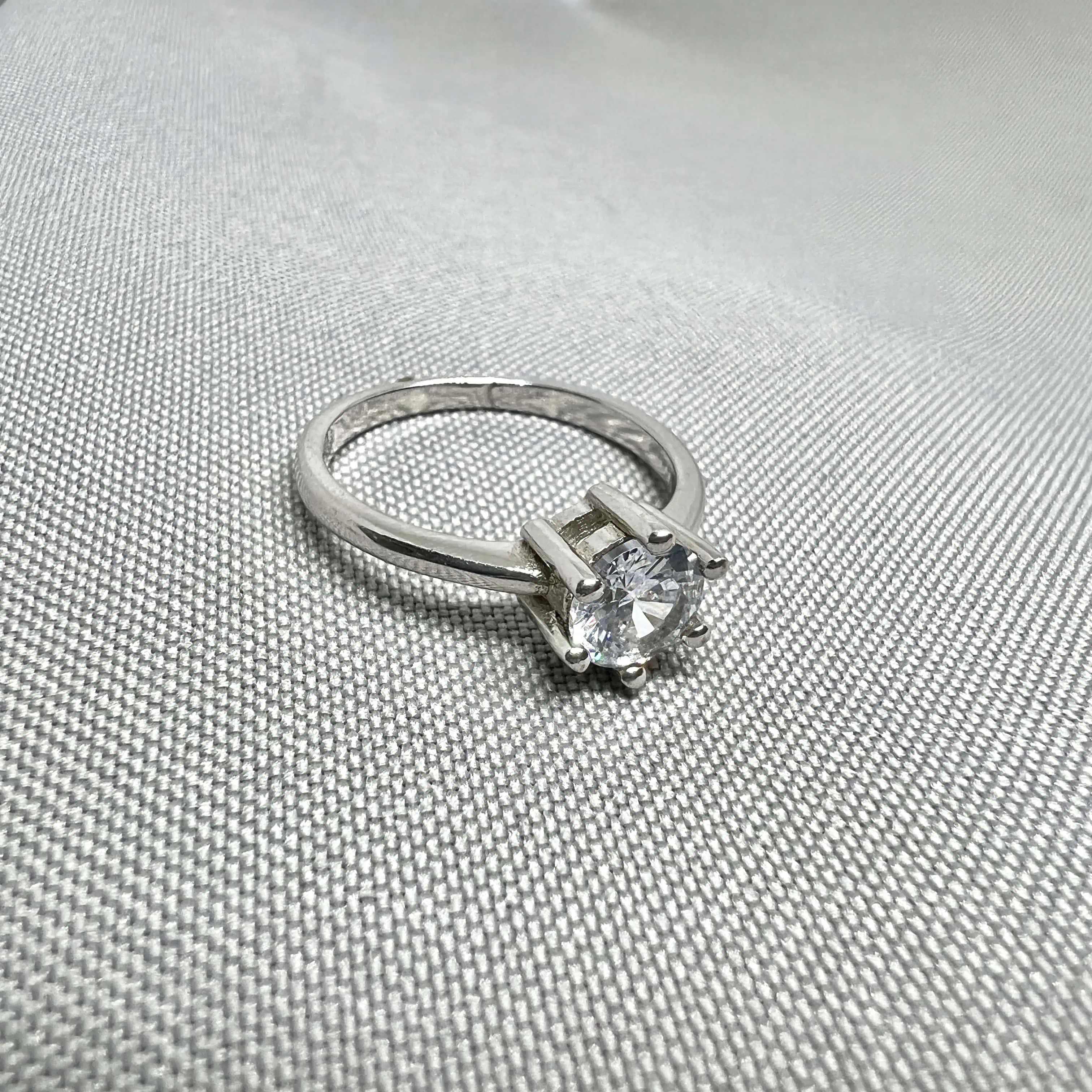 Срібна каблучка "Діамантовий відблиск" фото