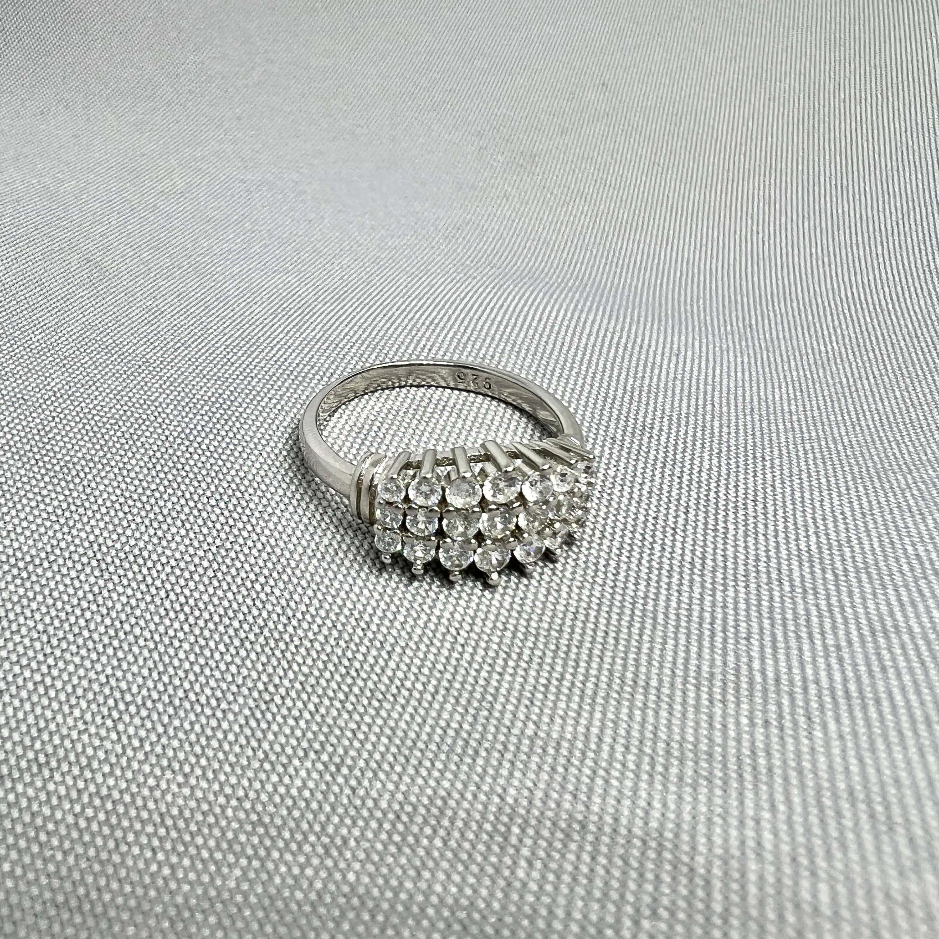 Срібна каблучка "Діамантовий Каскад" фото