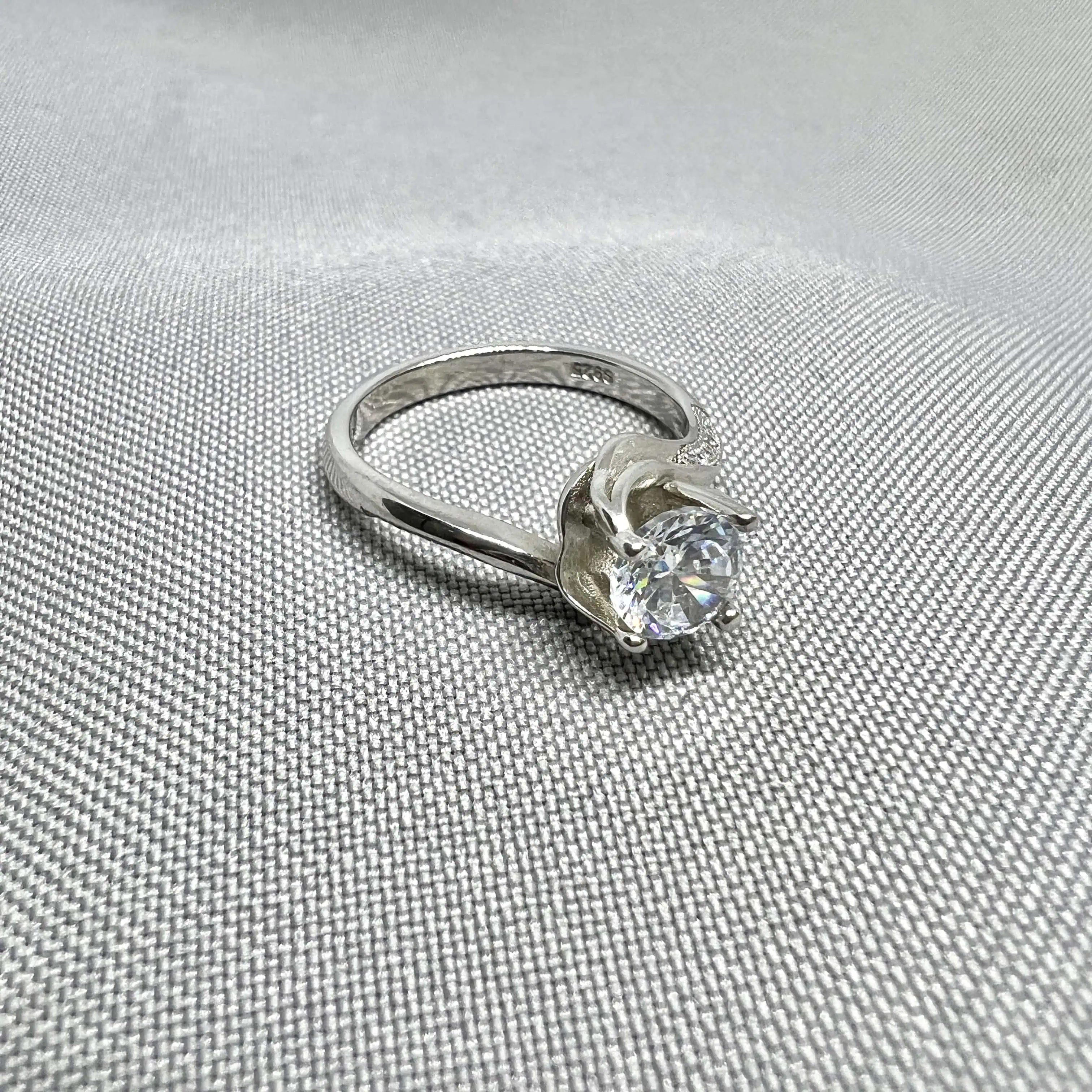 Срібна каблучка "Хвиля блиску" фото