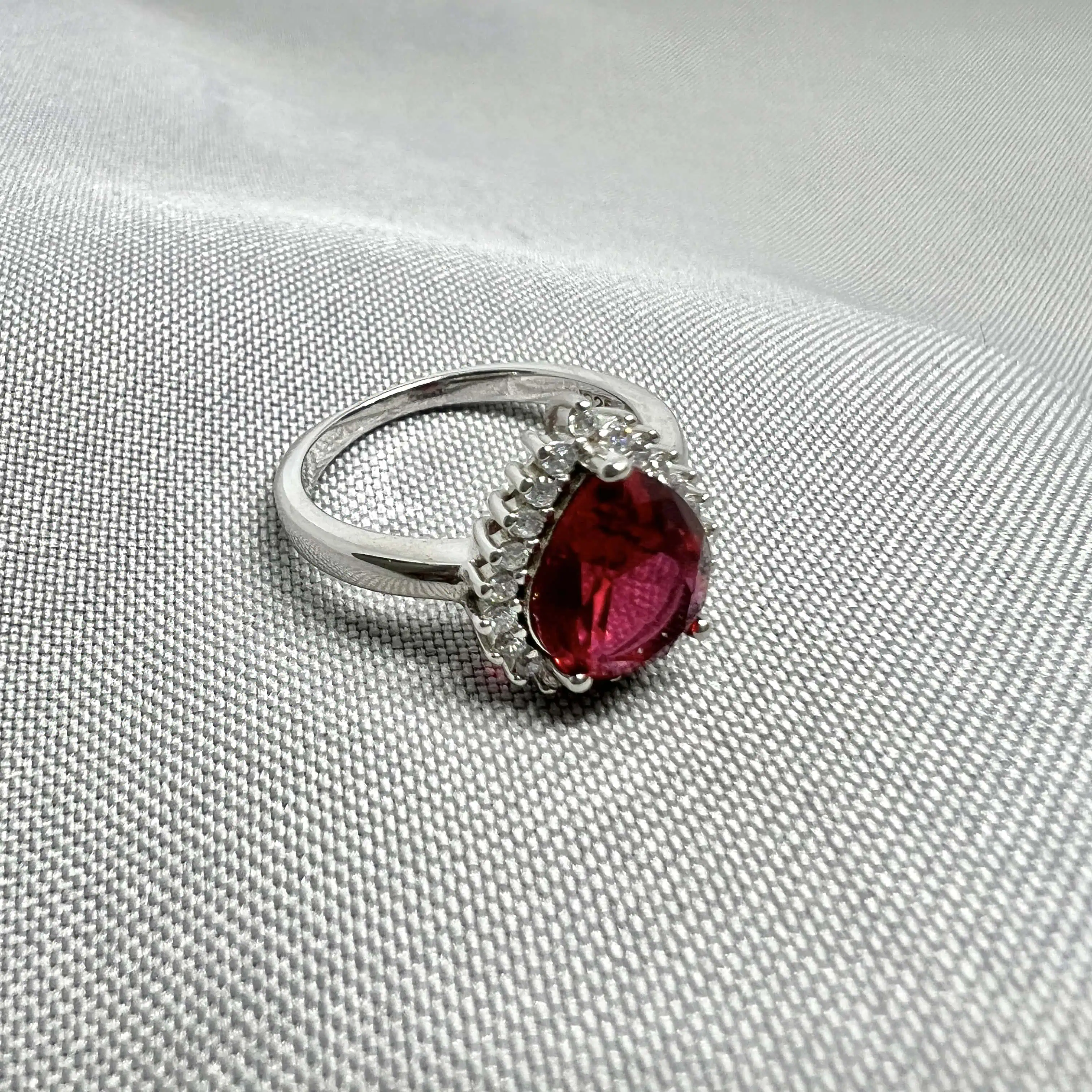 Срібна каблучка "Червона крапля" фото