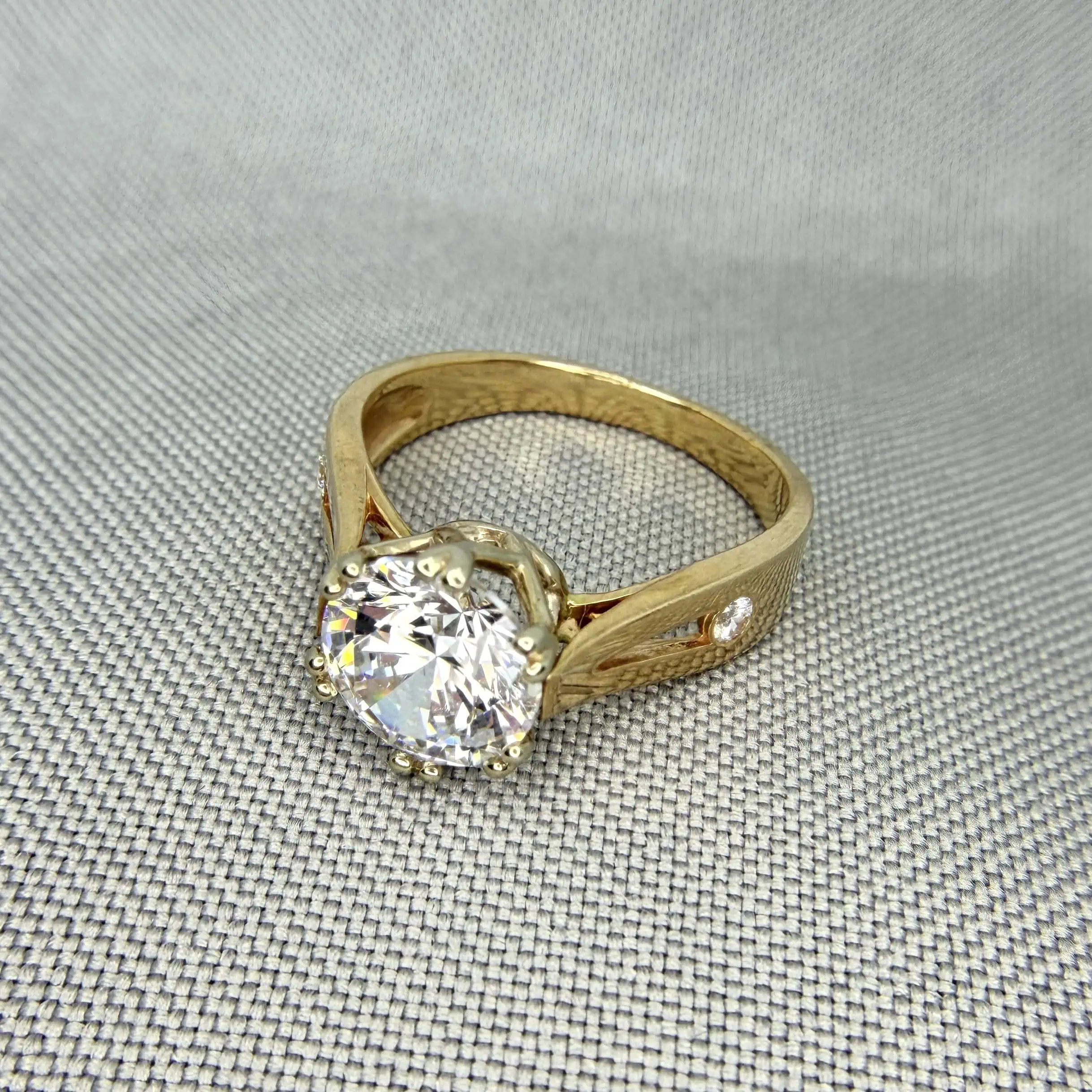 Золота каблучка "Кристал" фото