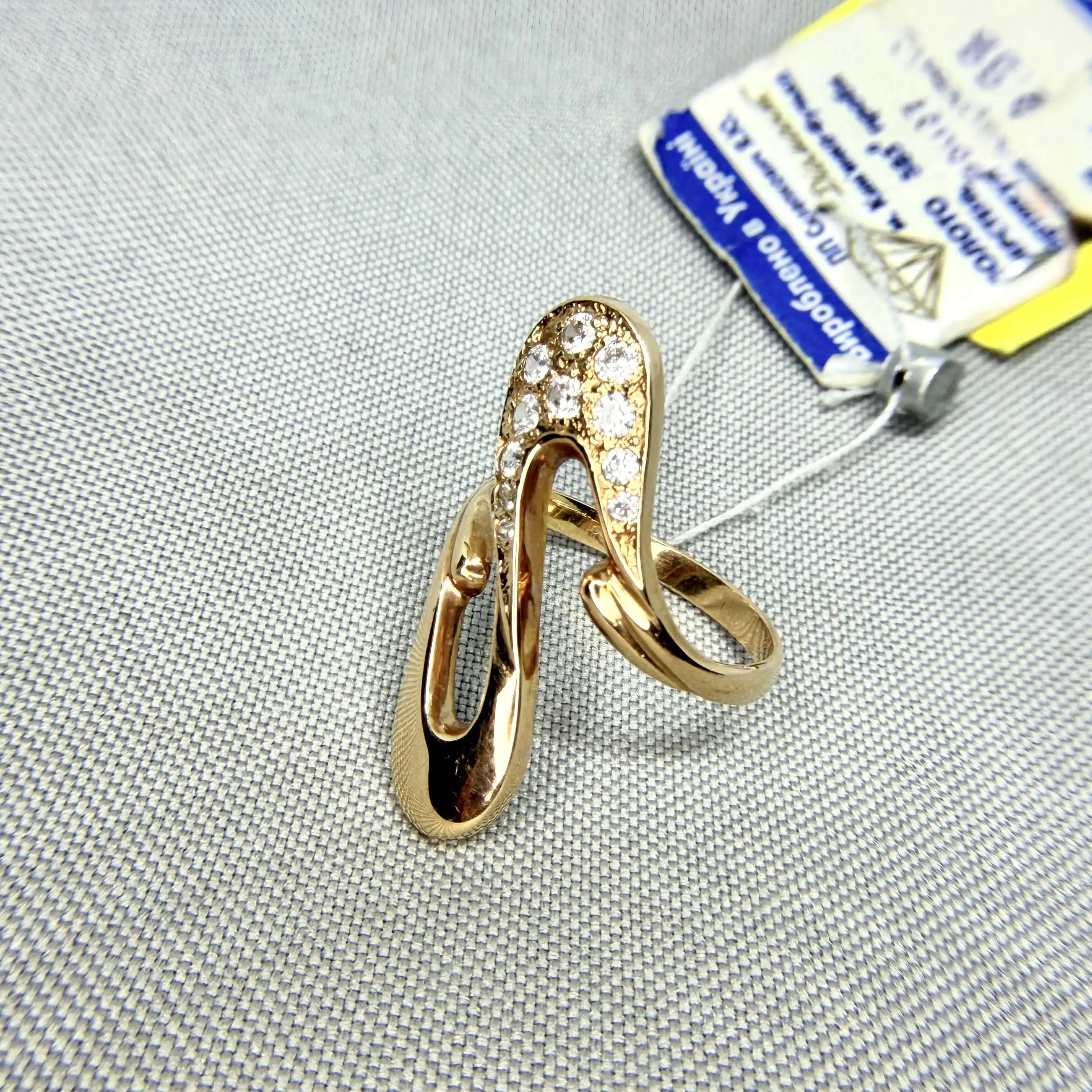 Золота каблучка "Яскравий Маневр" фото