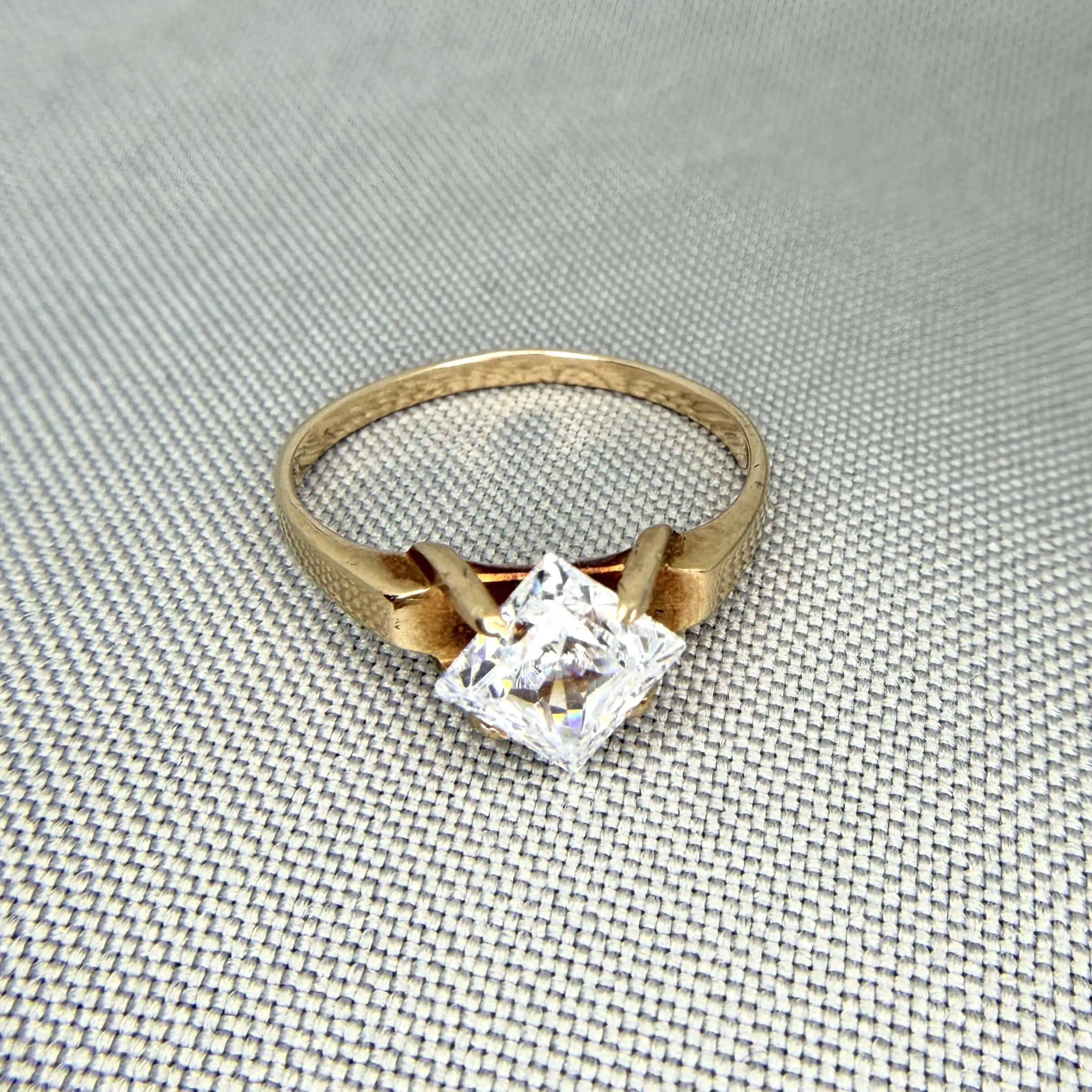 Золота каблучка "Сяйво Ромба" фото