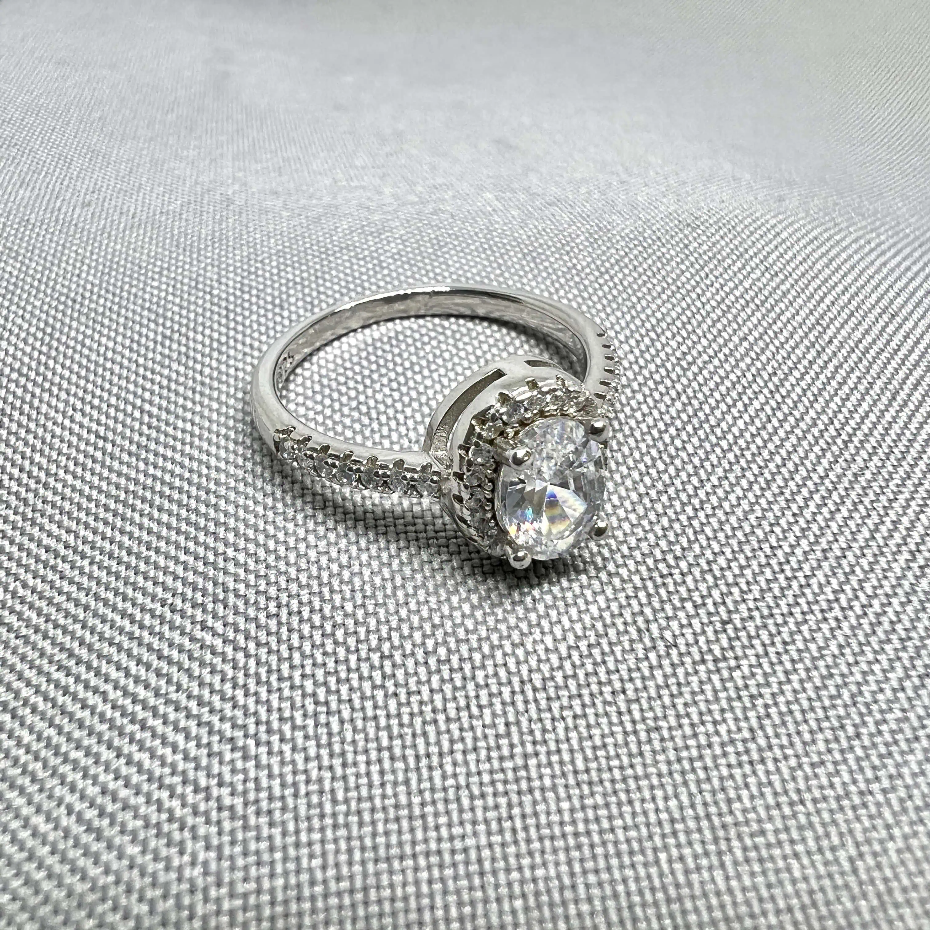 Срібна каблучка "Овальна елегантність" фото