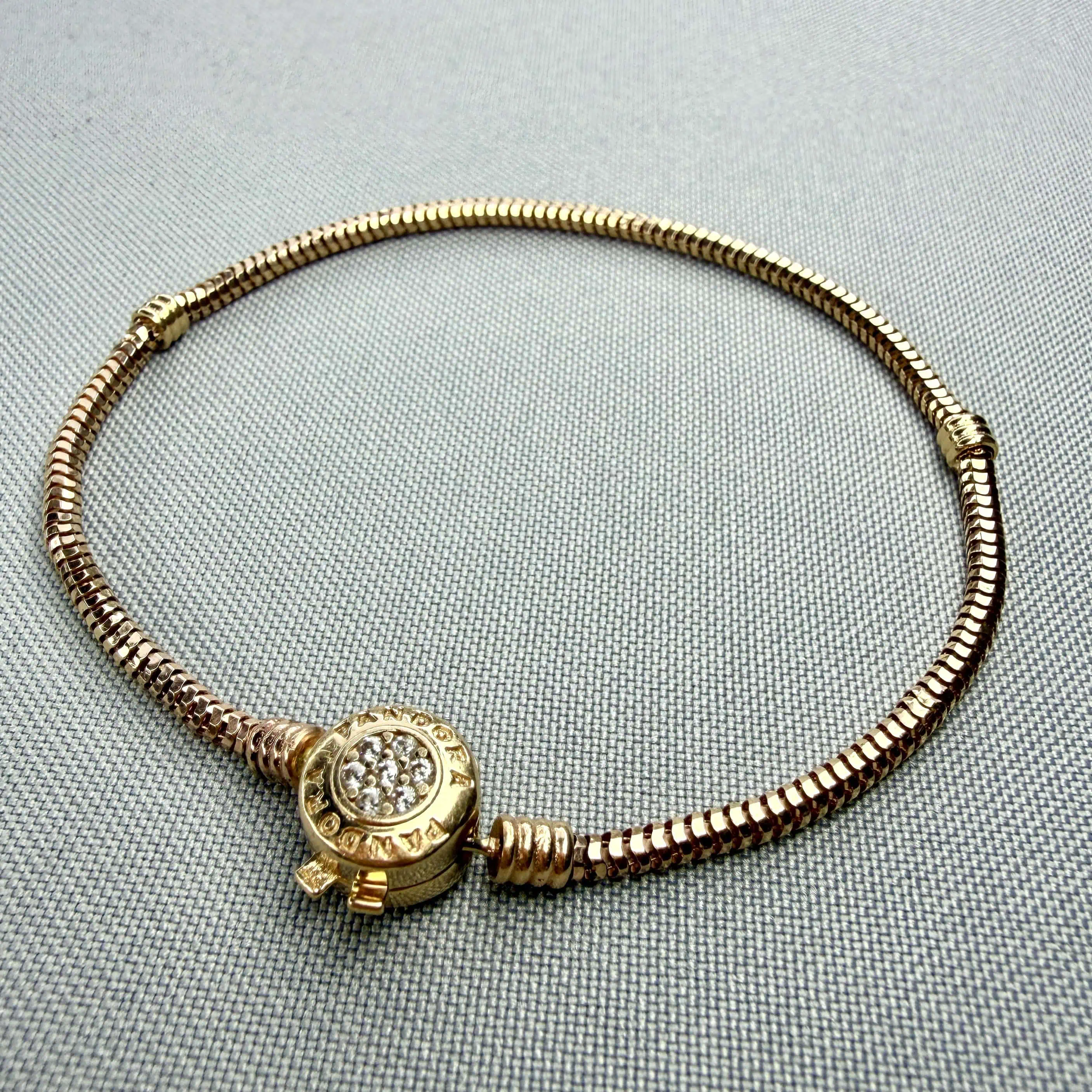 Золотий браслет "Пандоріум" фото