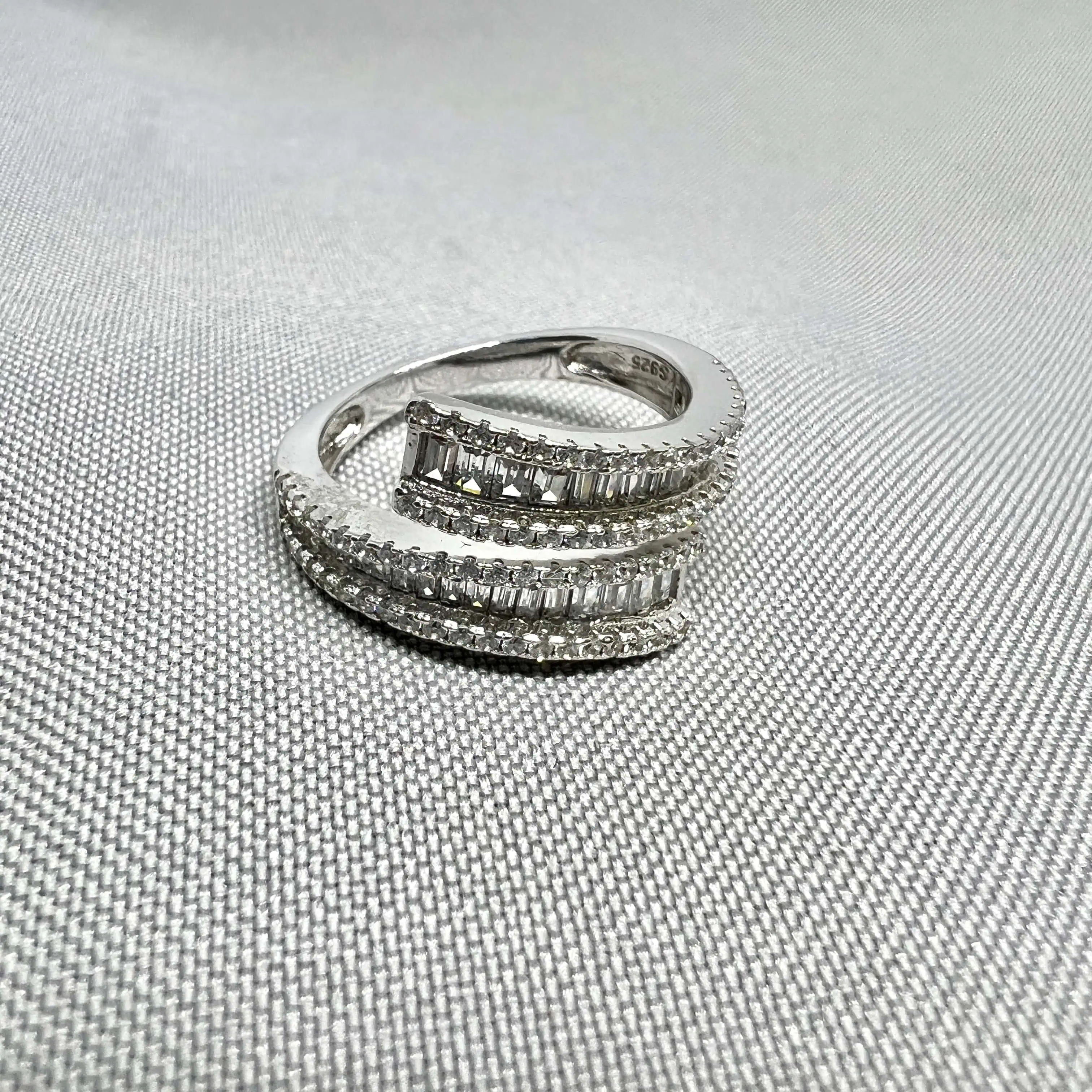 Срібна каблучка "Сяюча спіраль" фото