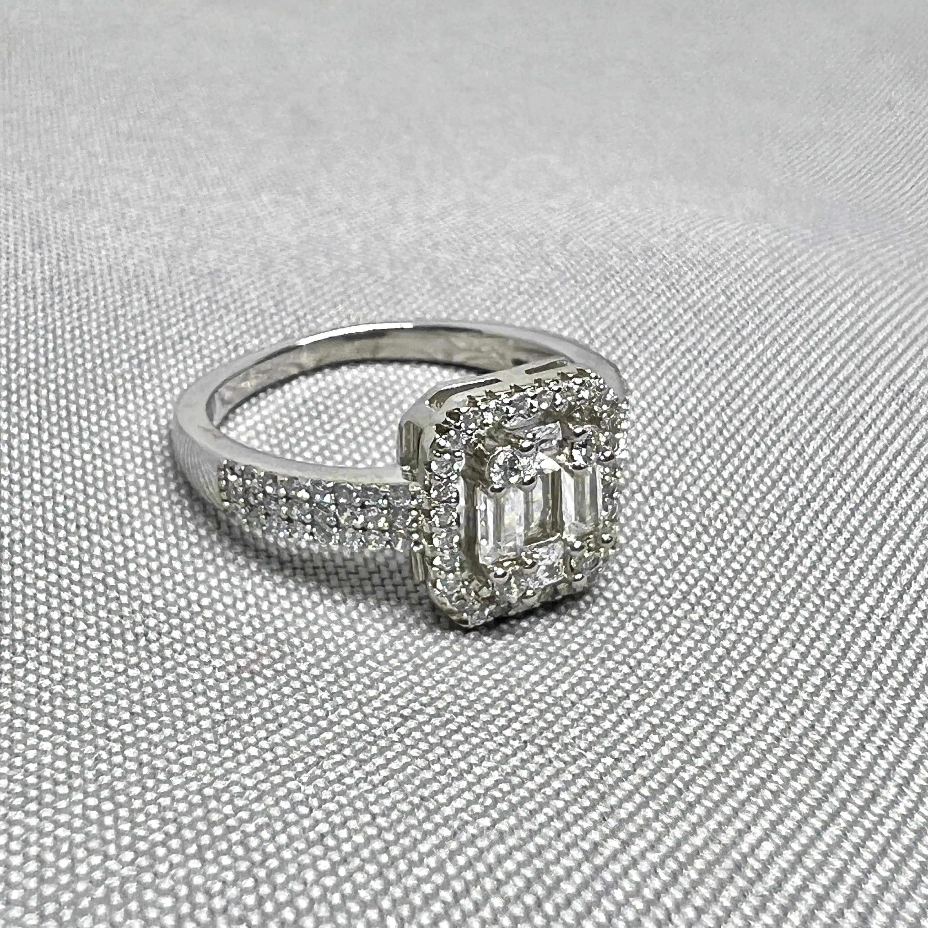 Срібна каблучка "Геометрія розкоші" фото