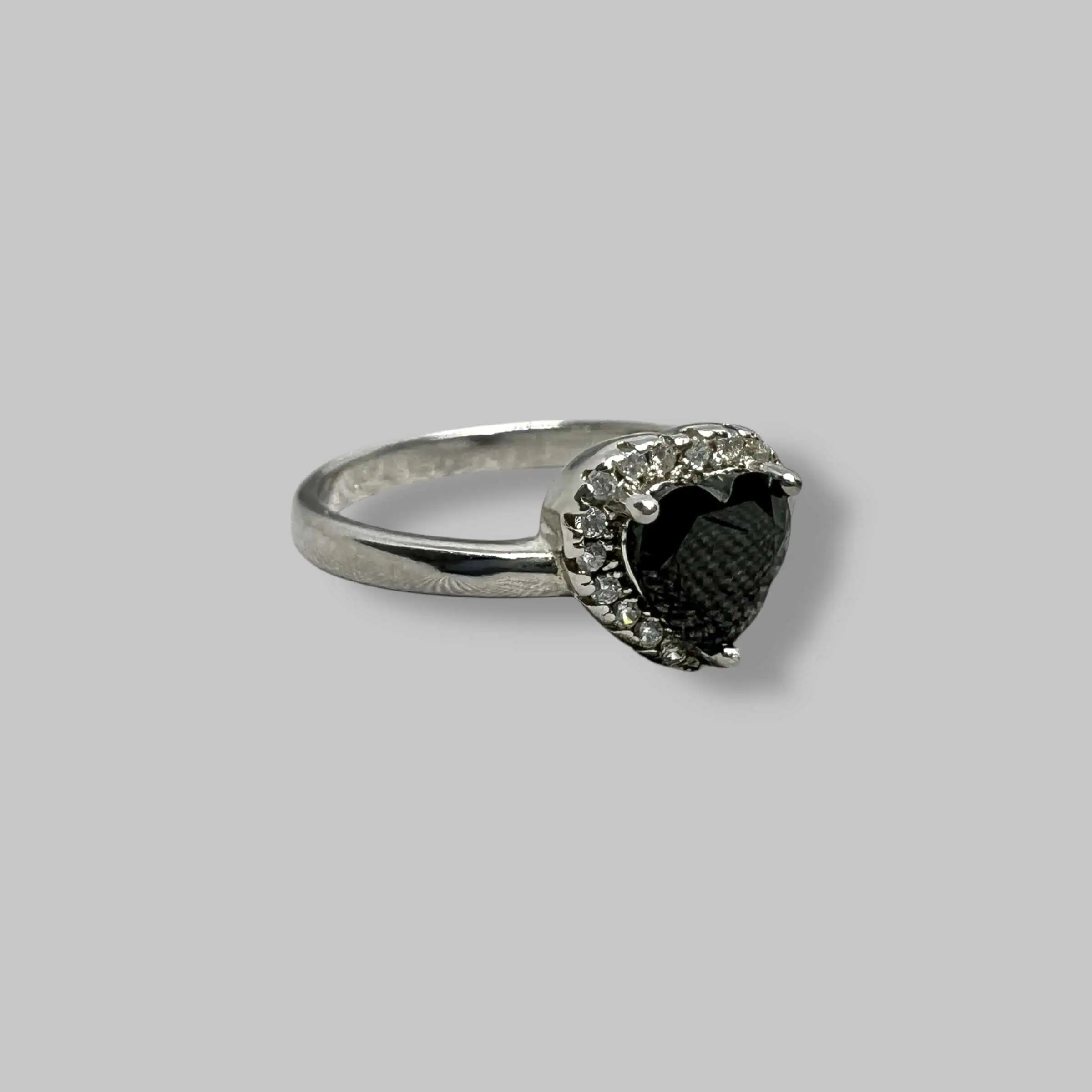 Срібна каблучка "Темне серце" фото