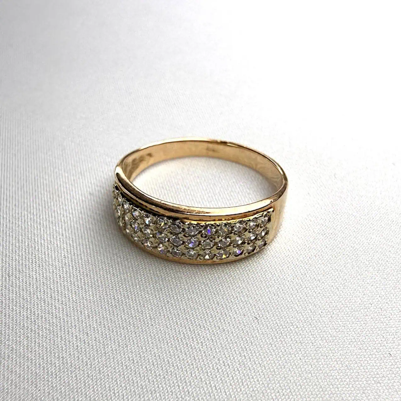 Золота каблучка "Лінії блиску" фото