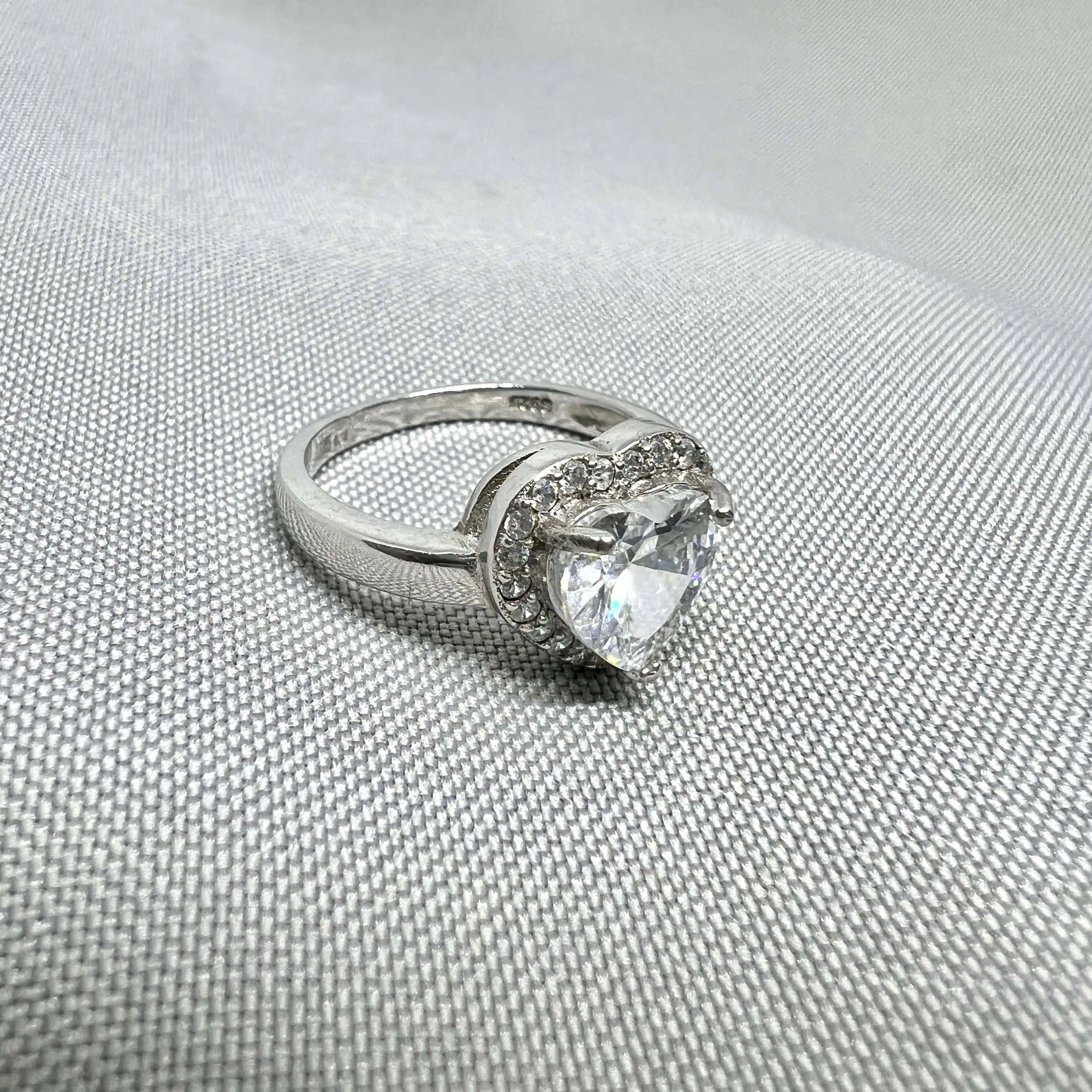 Срібна каблучка "Кристальне серце" фото