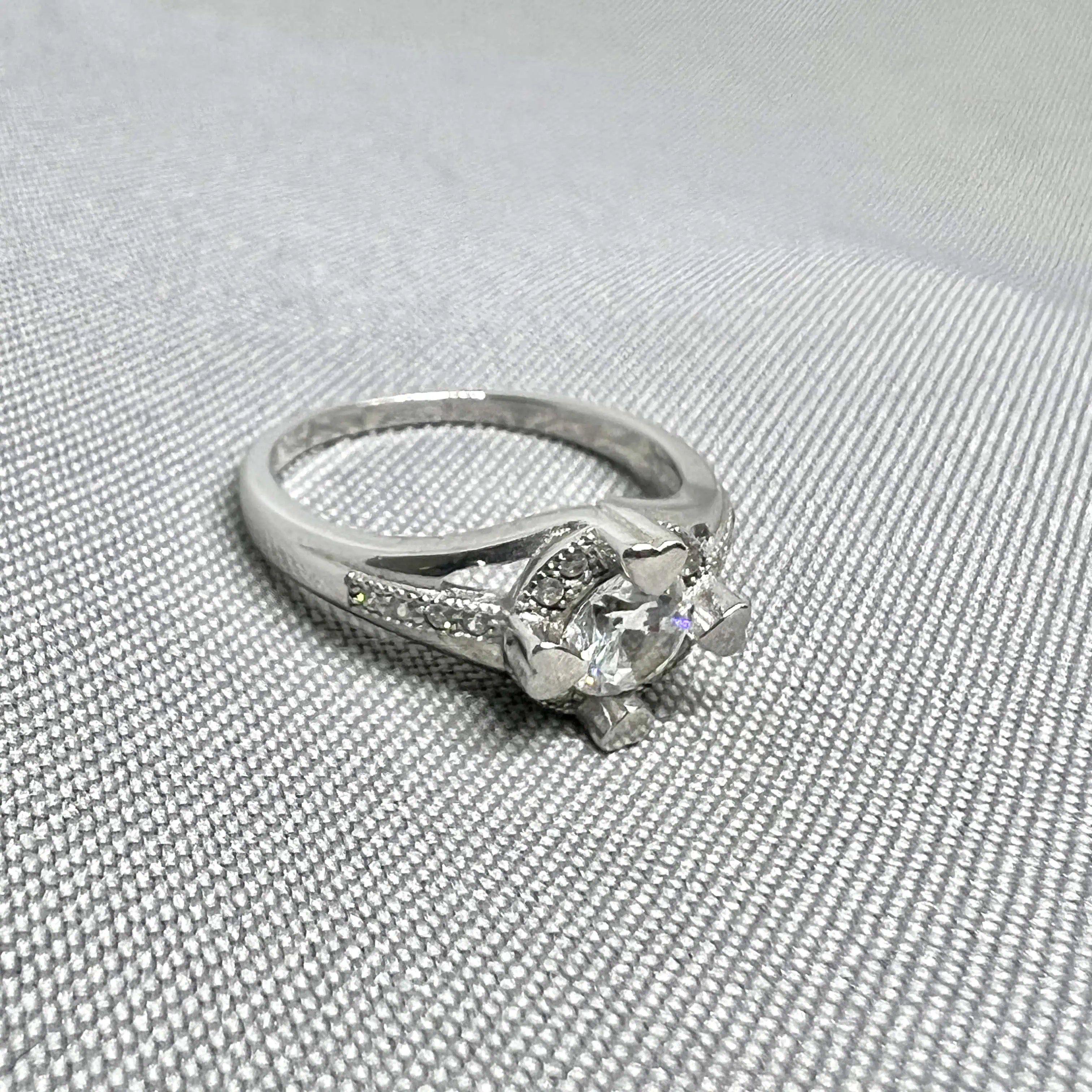 Срібна каблучка "Серцевий оберіг" фото