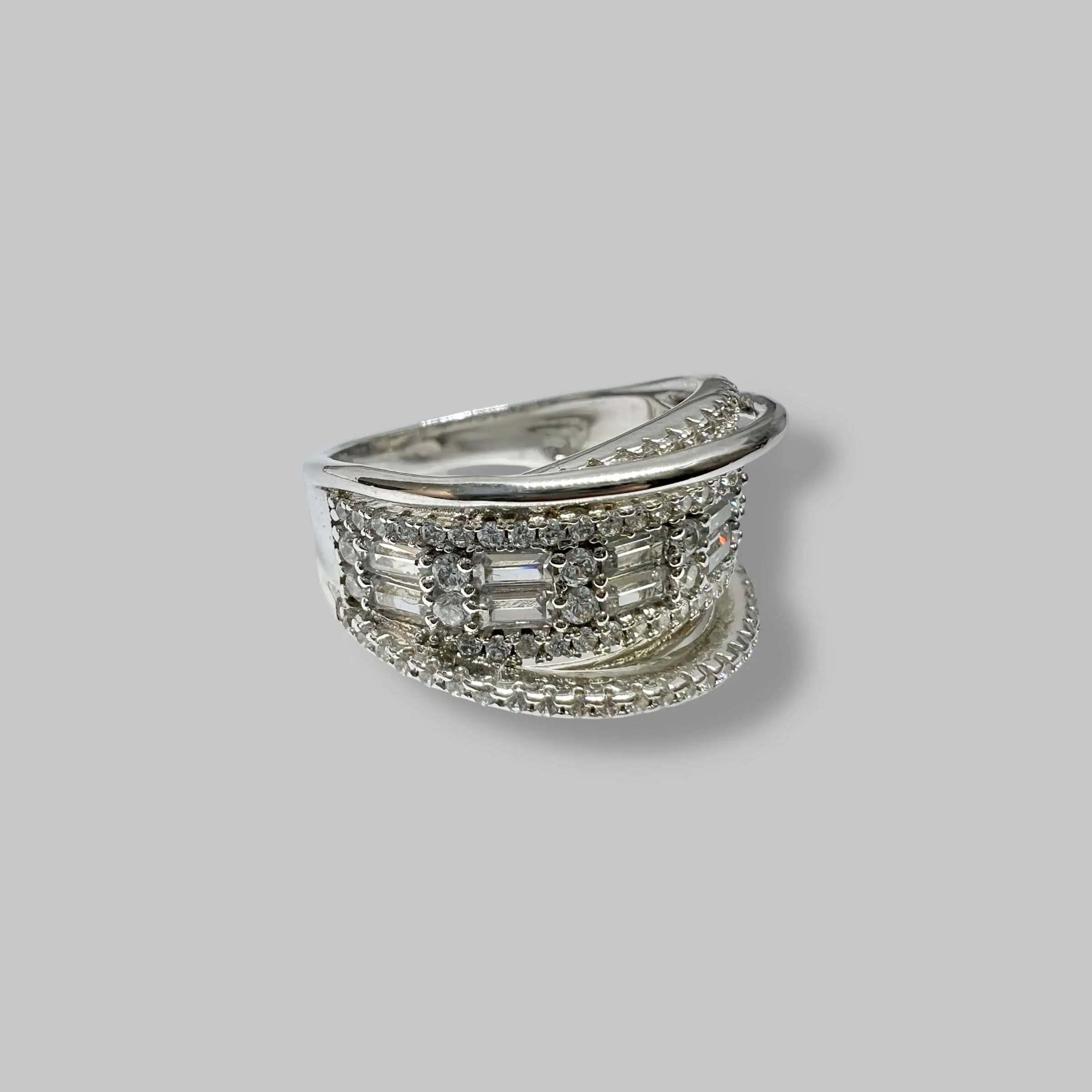 Срібна каблучка "Діамантовий пояс" фото