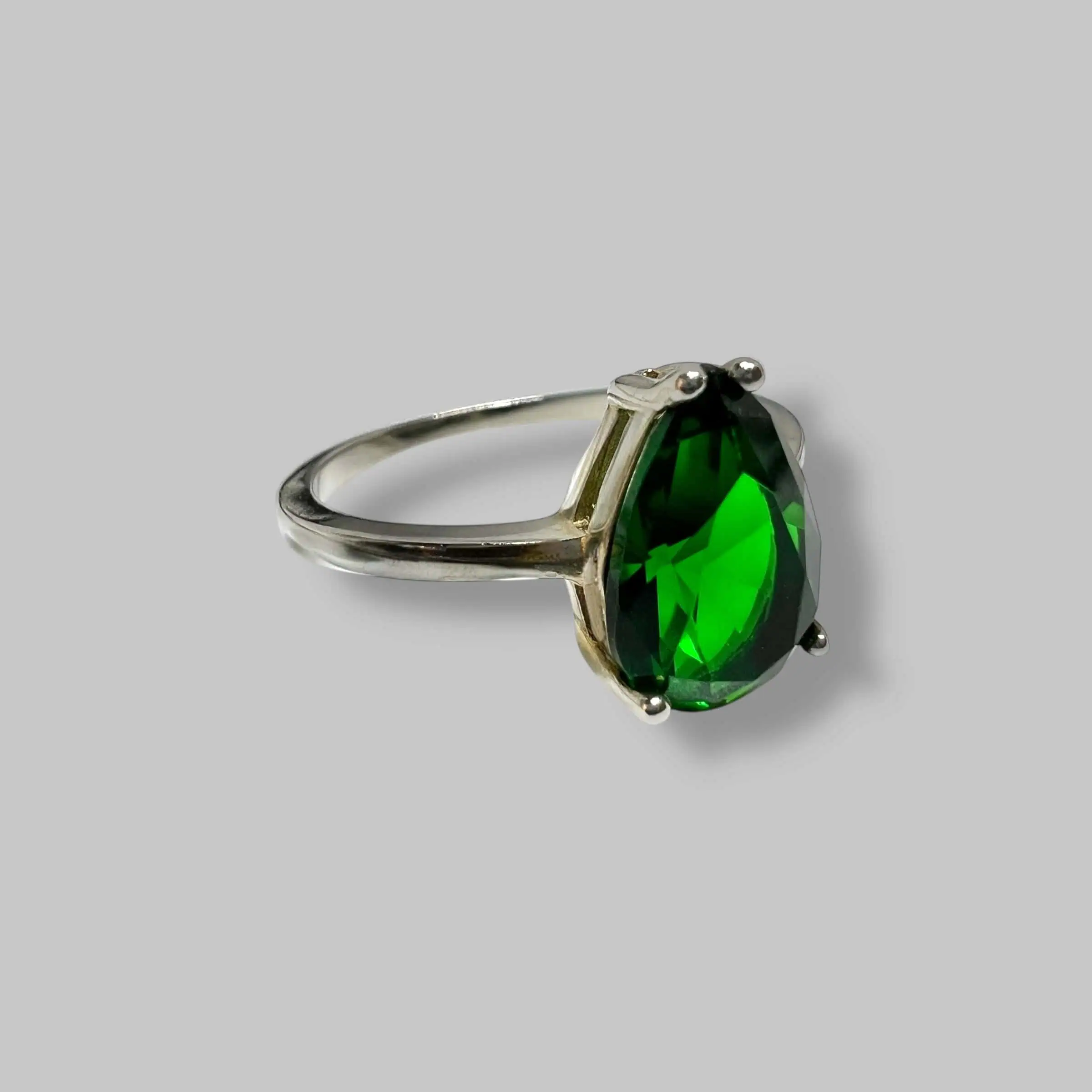 Срібна каблучка "Сяйво аристократії" фото