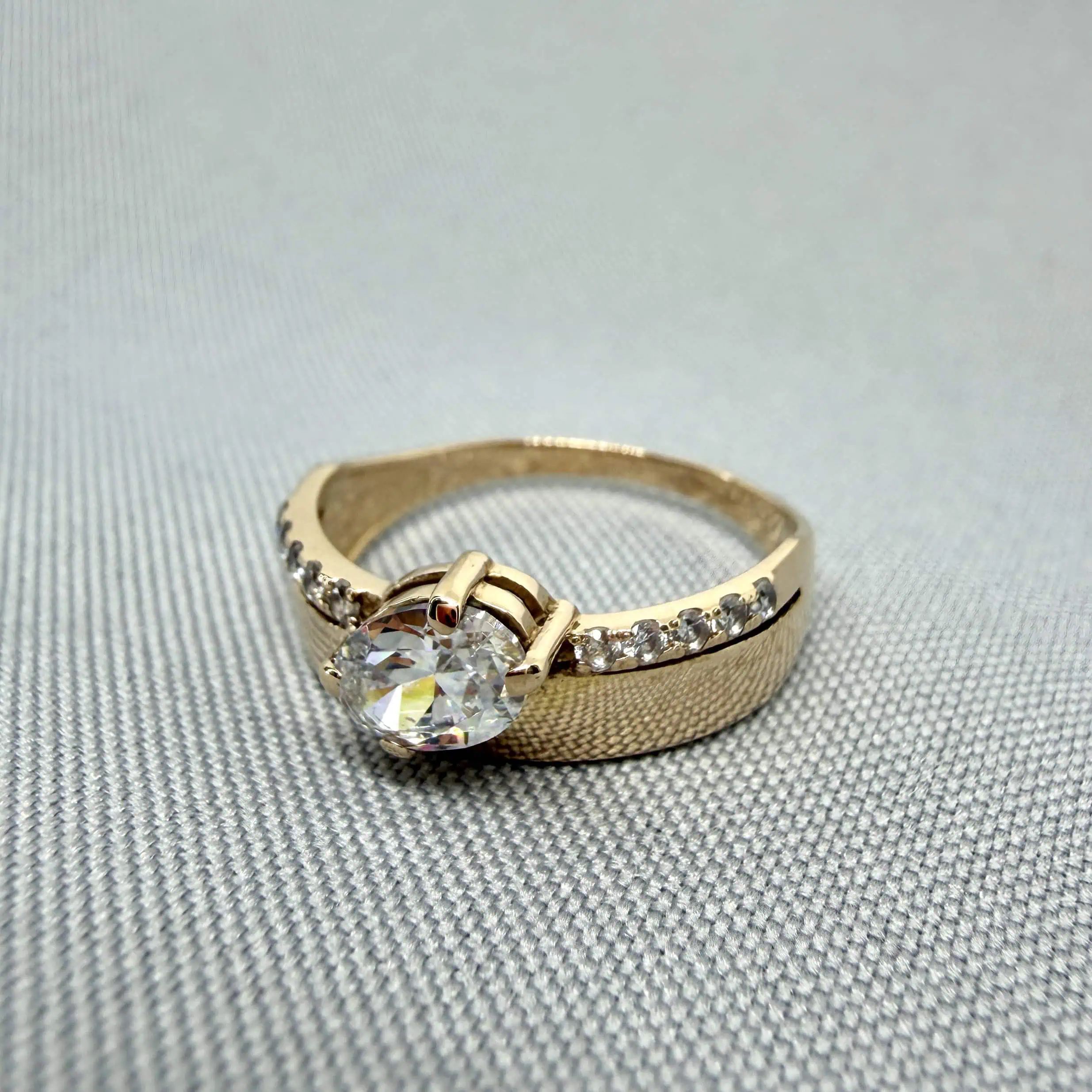 Золота каблучка "Крапля Дощу" фото