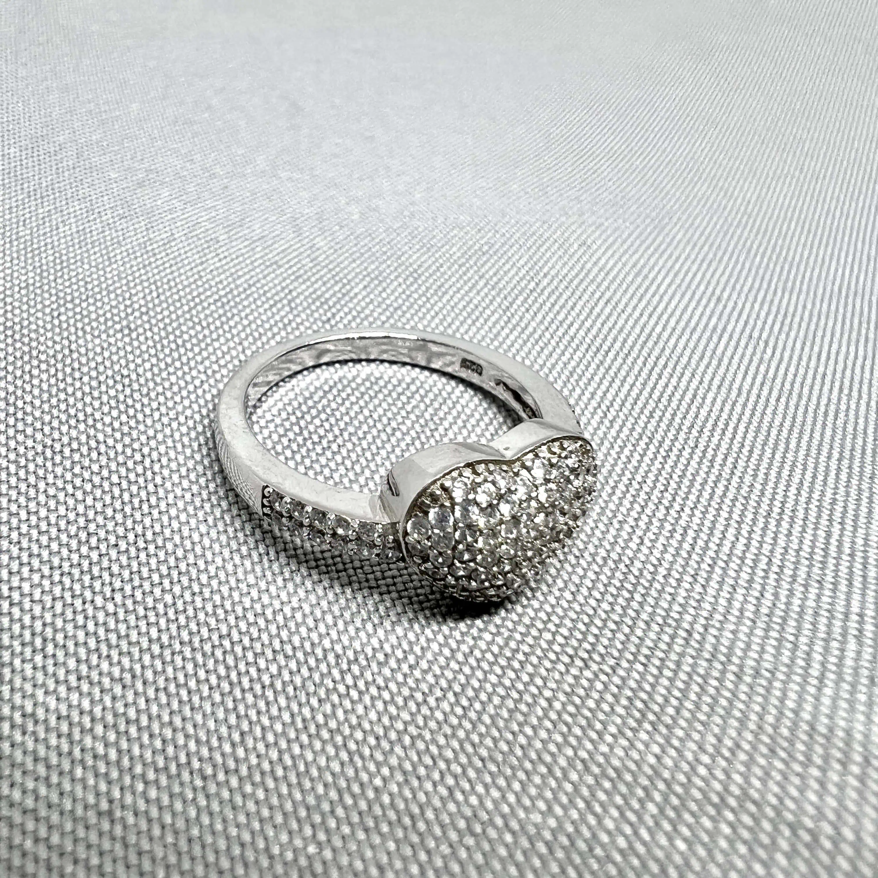 Срібна каблучка "Осяйне серце" фото