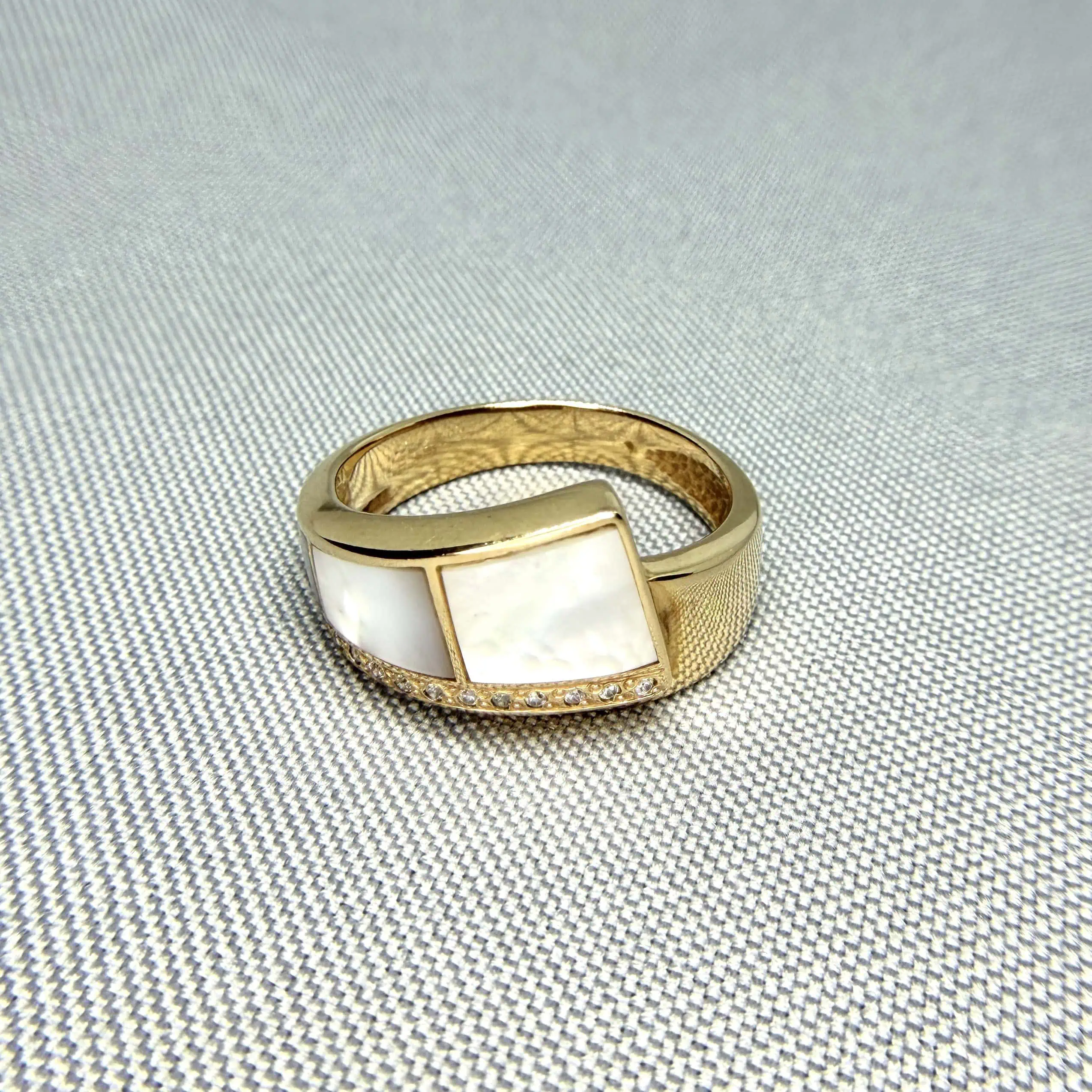 Золота каблучка "Чарівна Перламутра" фото