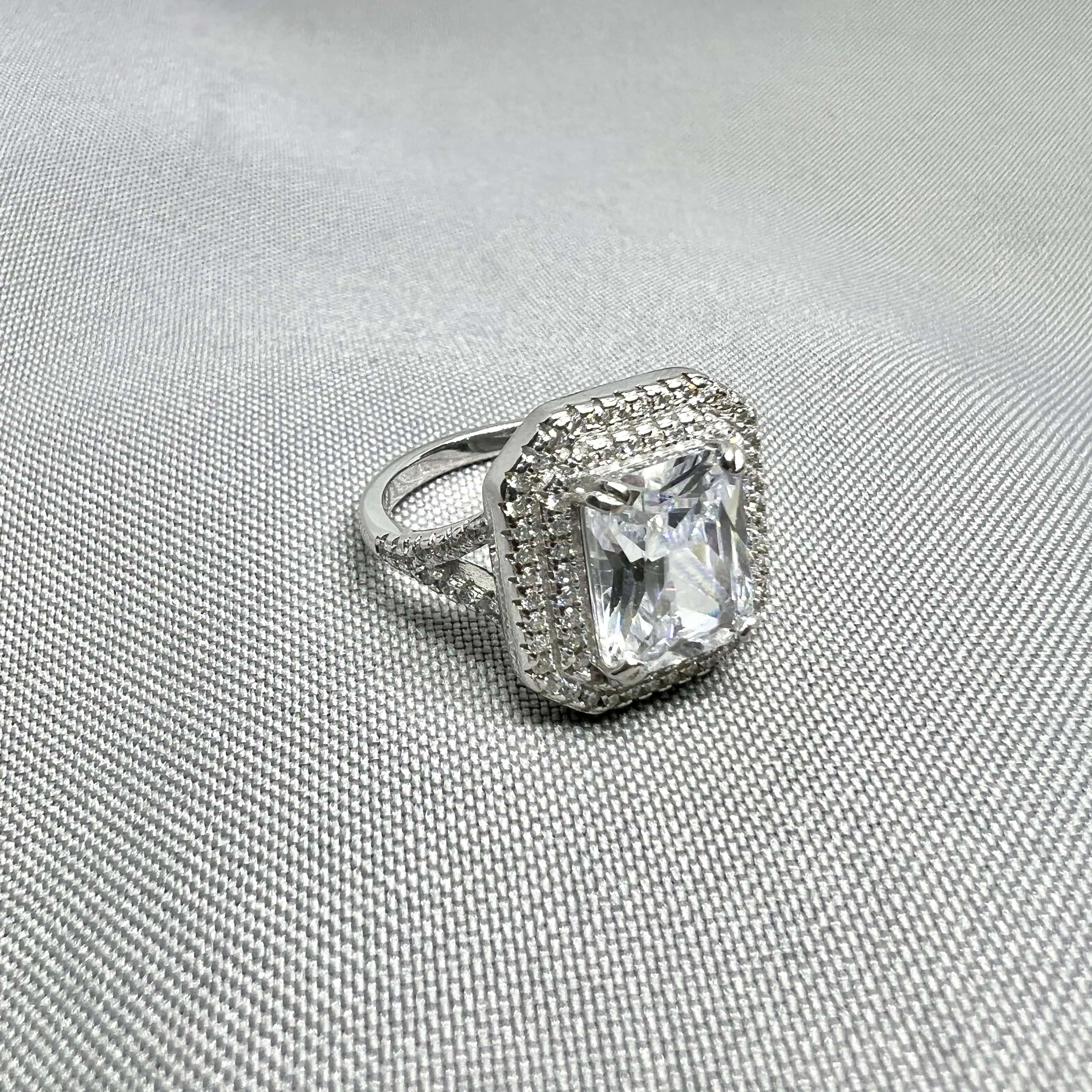 Срібна каблучка "Діамантове сяйво" фото