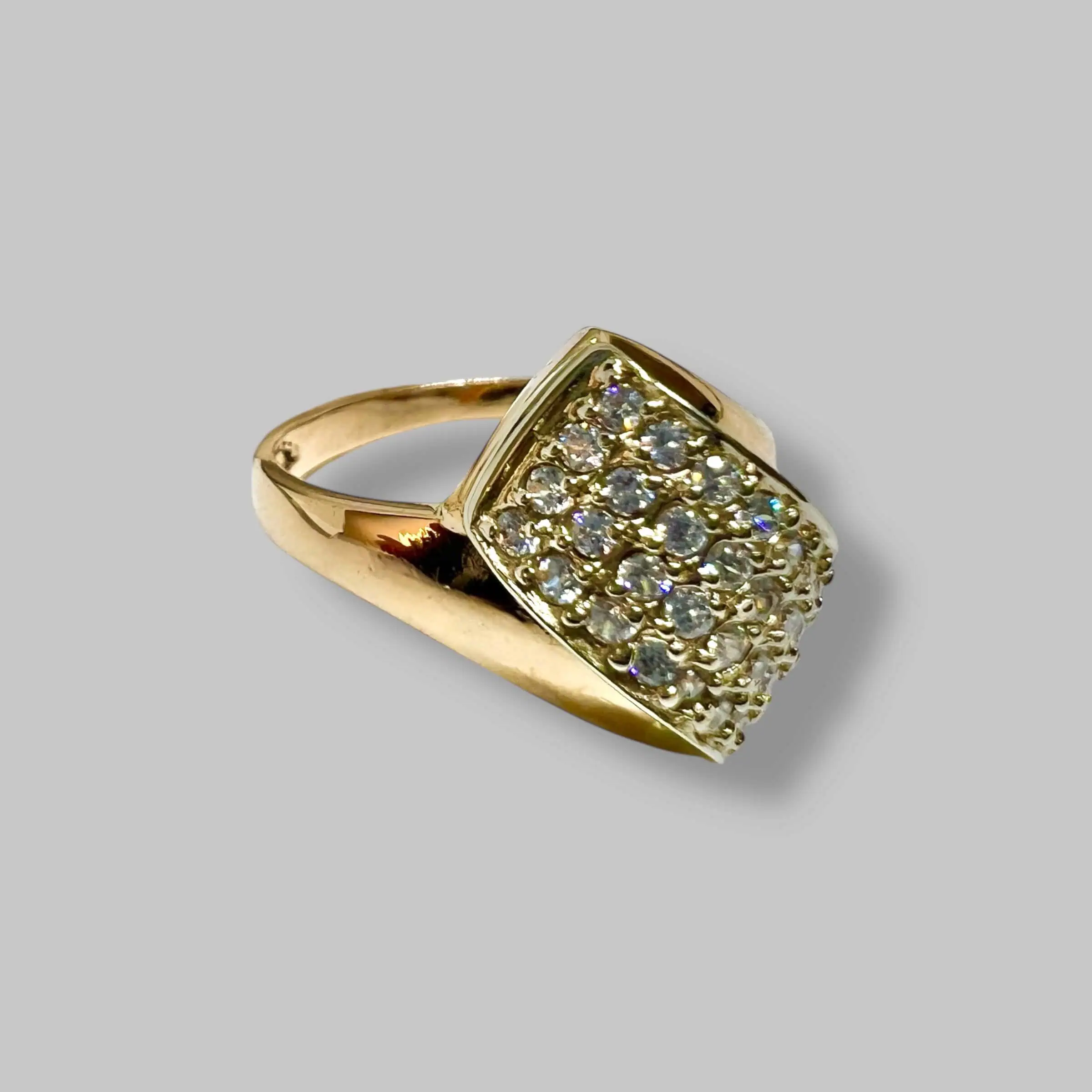 Золота каблучка "Сяюча мушля" фото