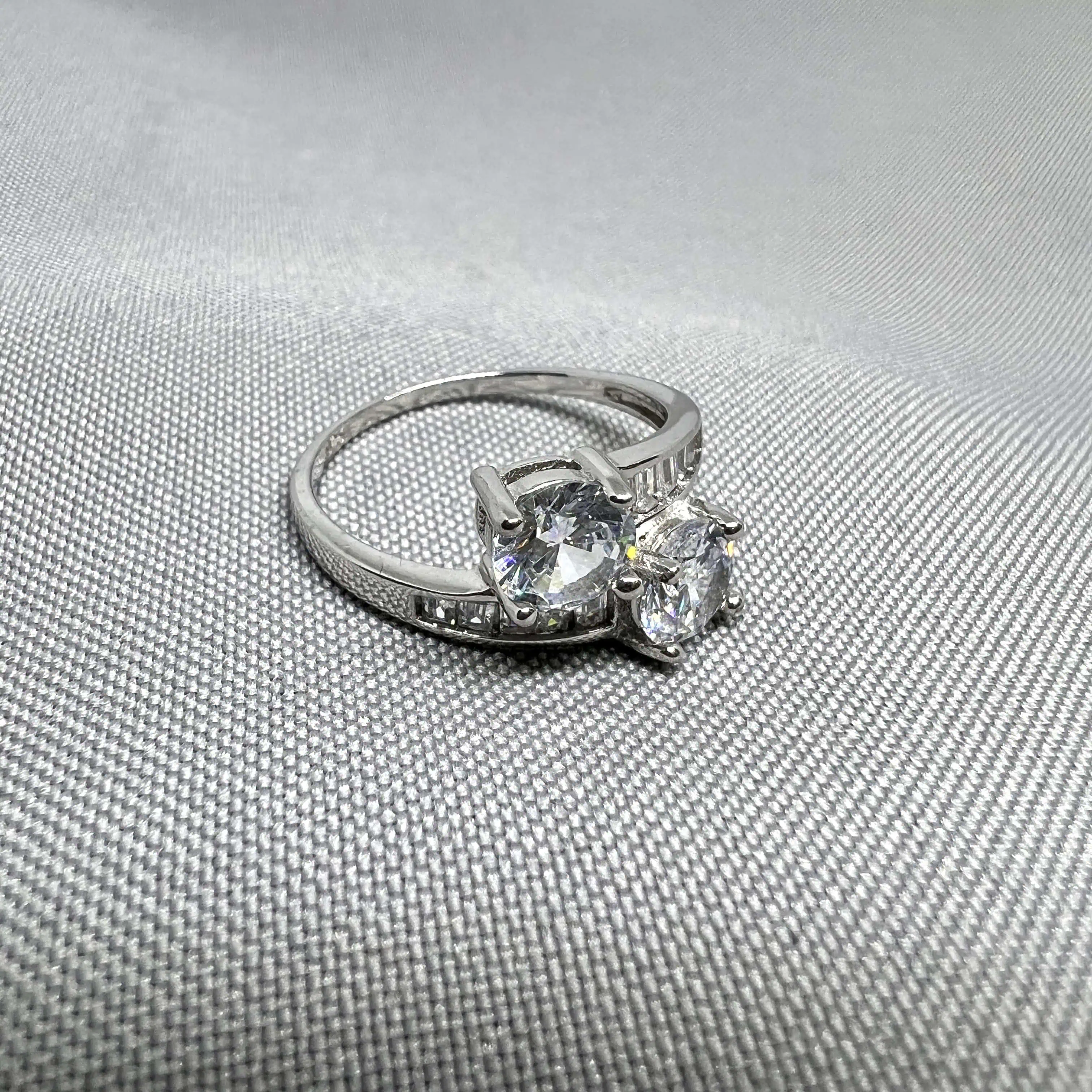 Срібна каблучка "Дует сяйва" фото