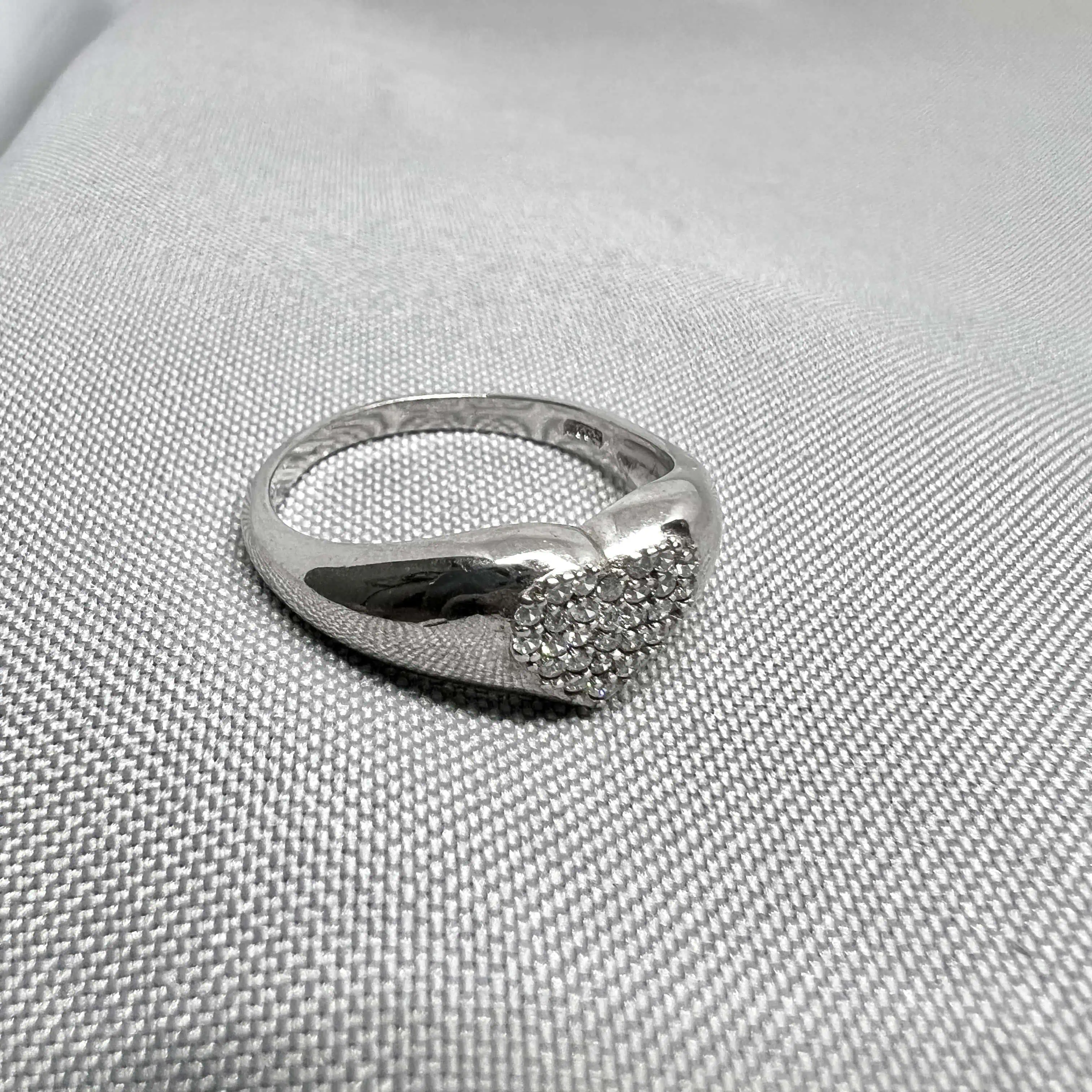 Срібна каблучка "Сяюче серце" фото