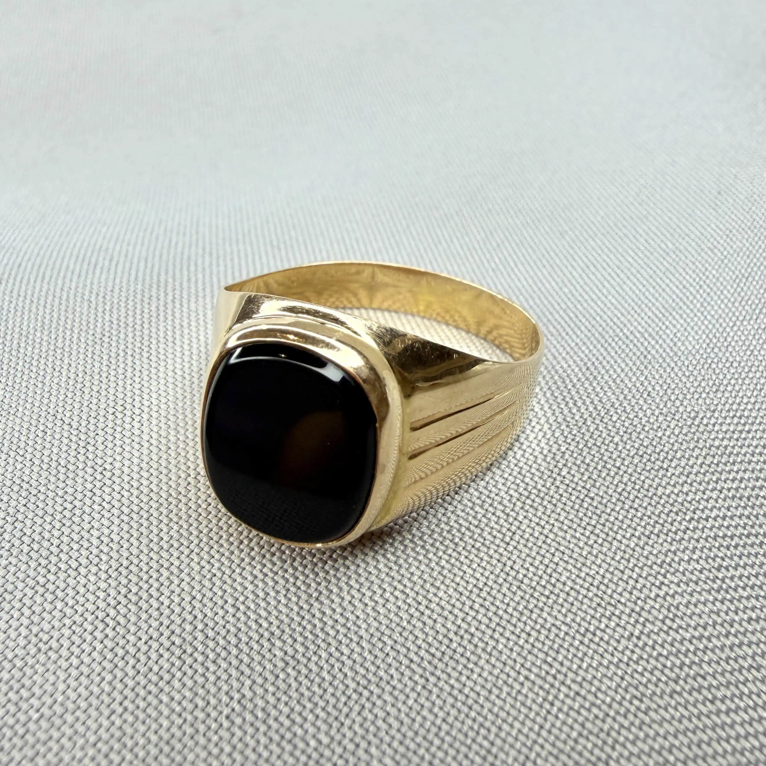 Золота печатка "Вулкан" фото