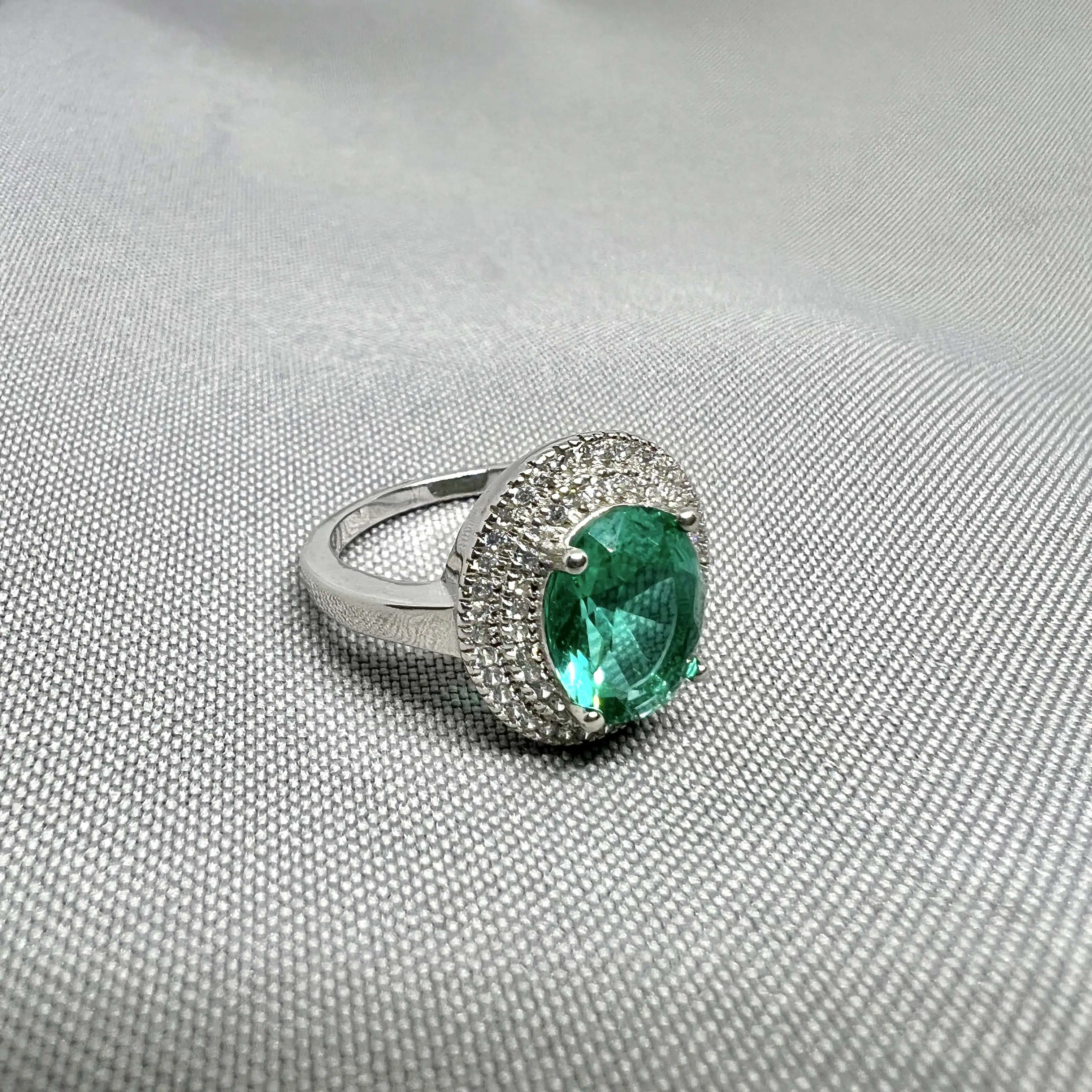 Срібна каблучка "Смарагдова розкіш" фото