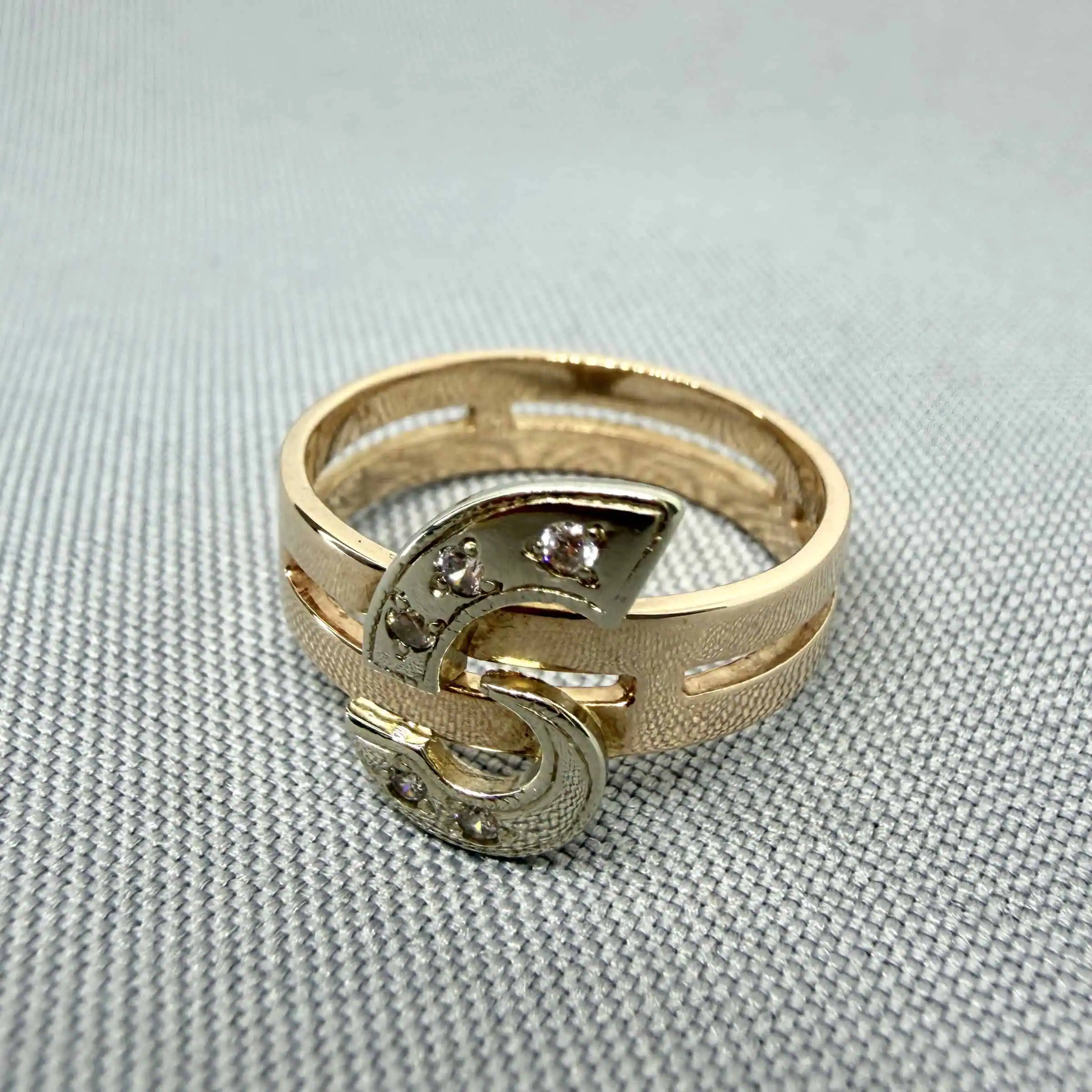 Золота каблучка "Шість" фото