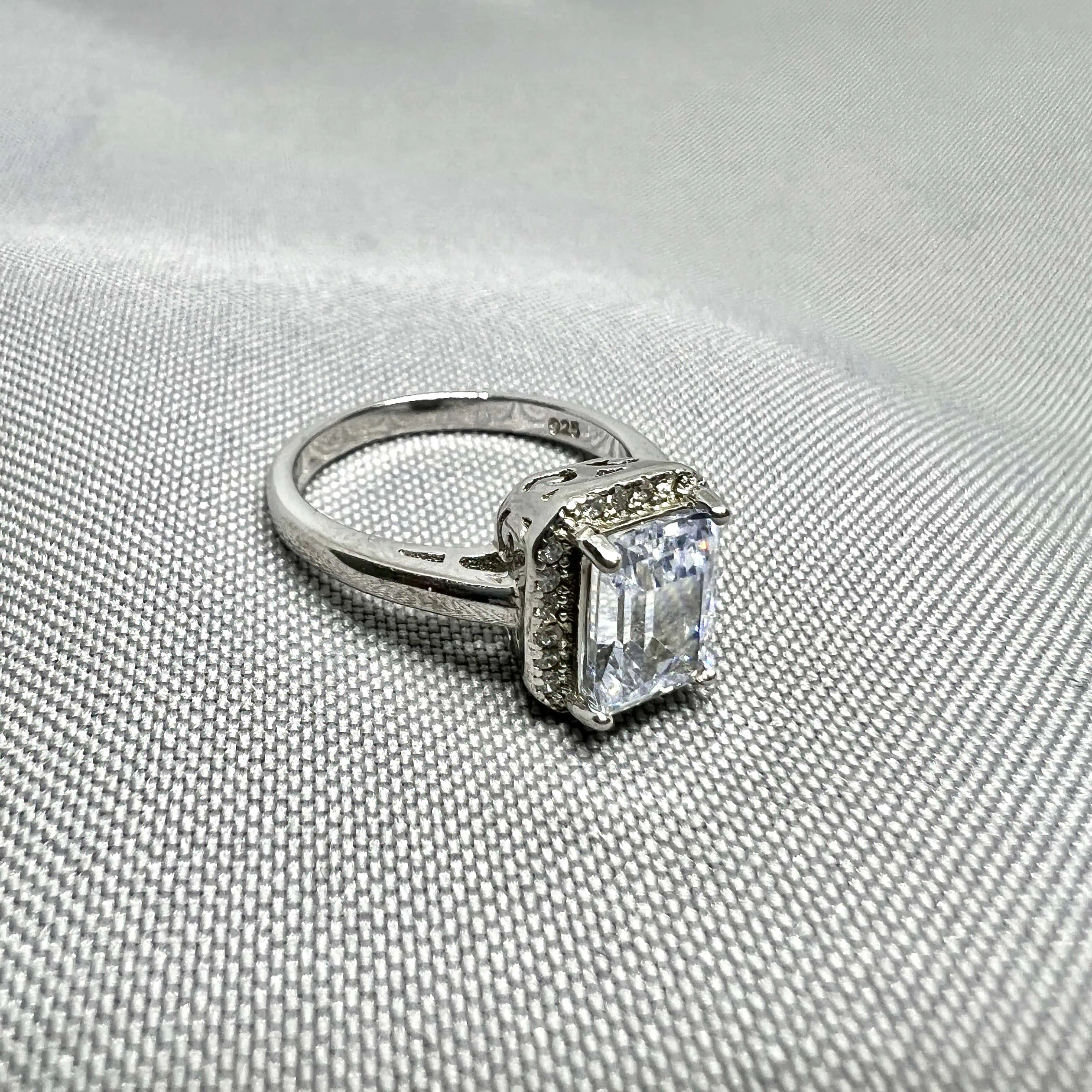 Срібна каблучка "Кришталева симметрія" фото