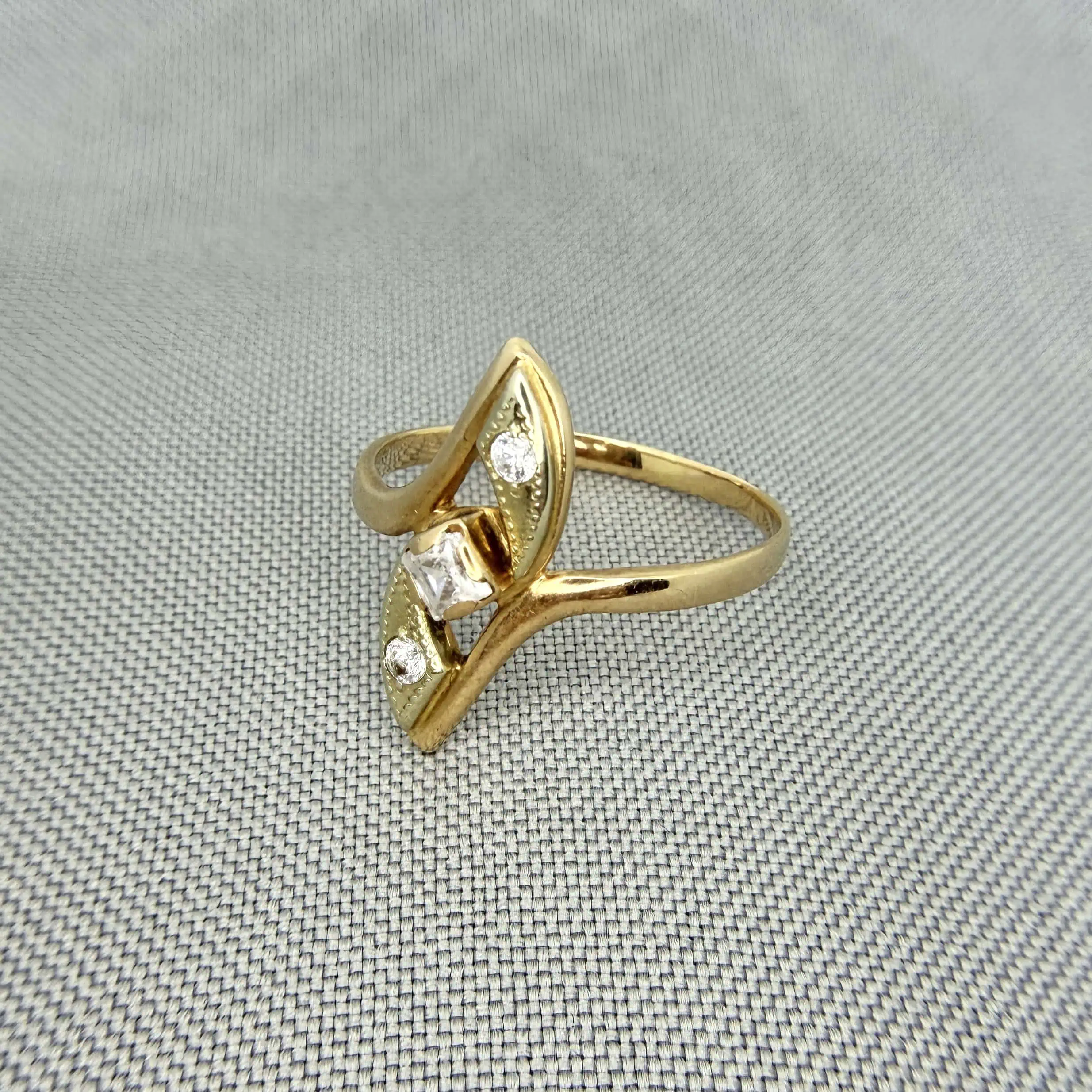 Золота каблучка "Стріла" фото