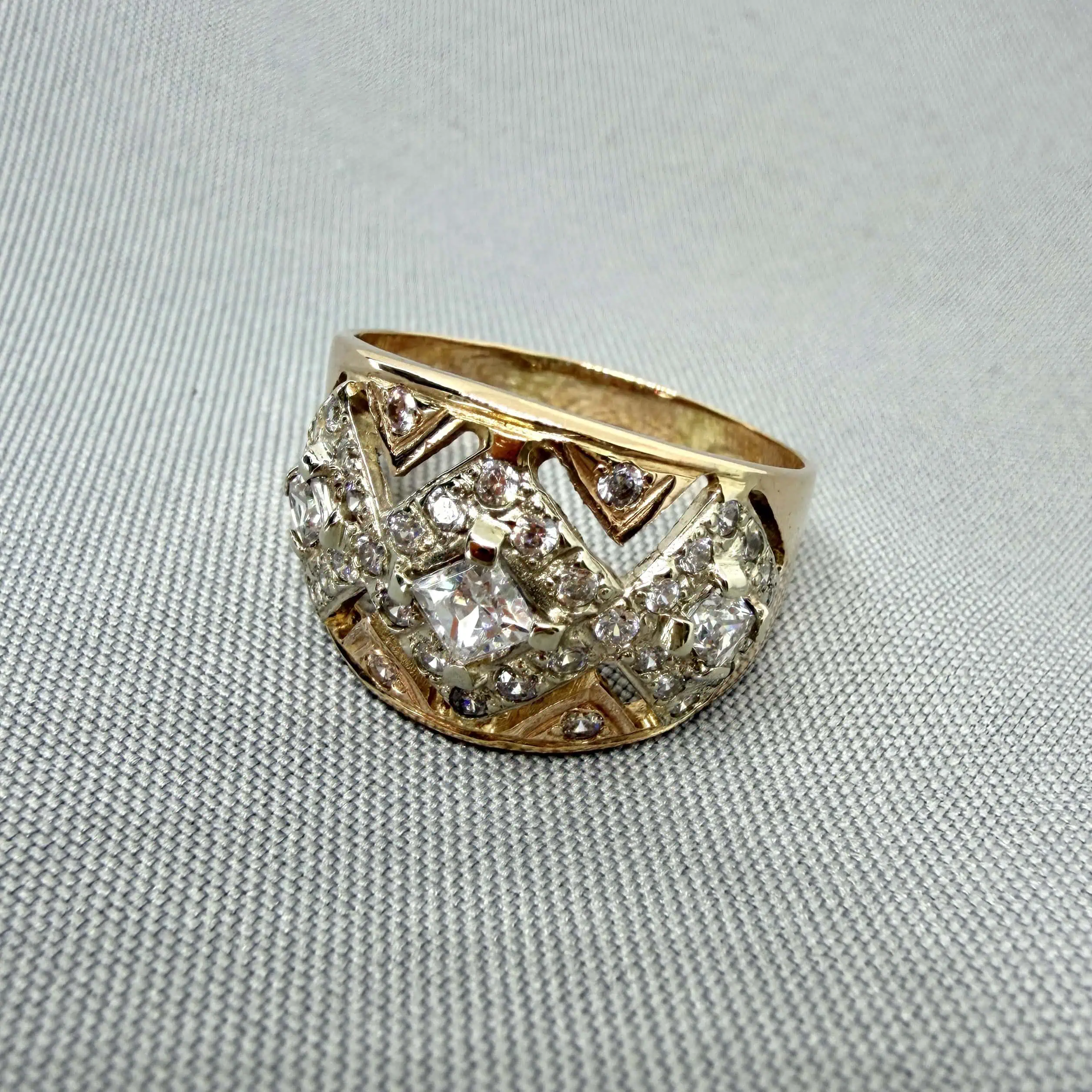 Золота каблучка "Ромб" фото