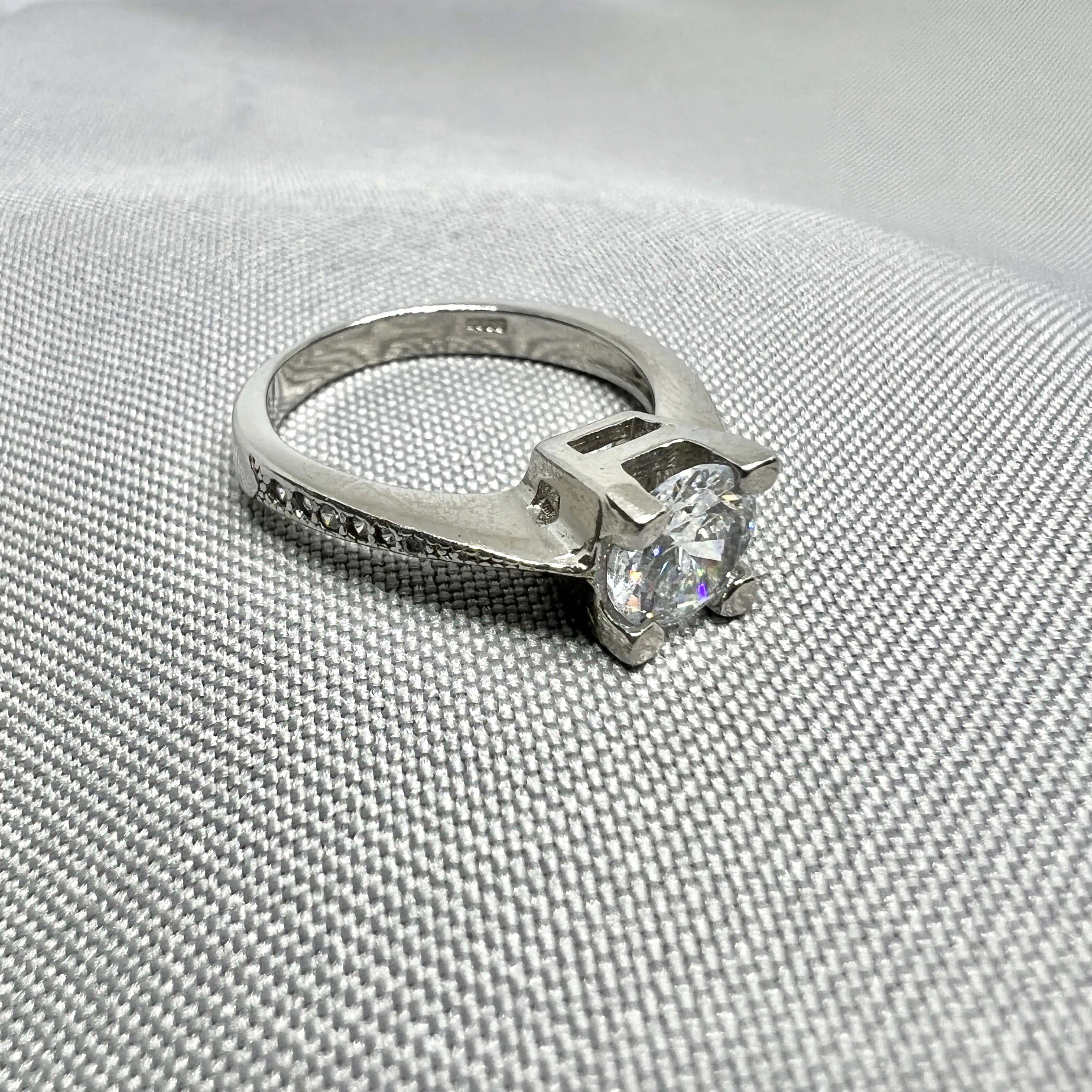 Срібна каблучка "Кристальна чистота" фото