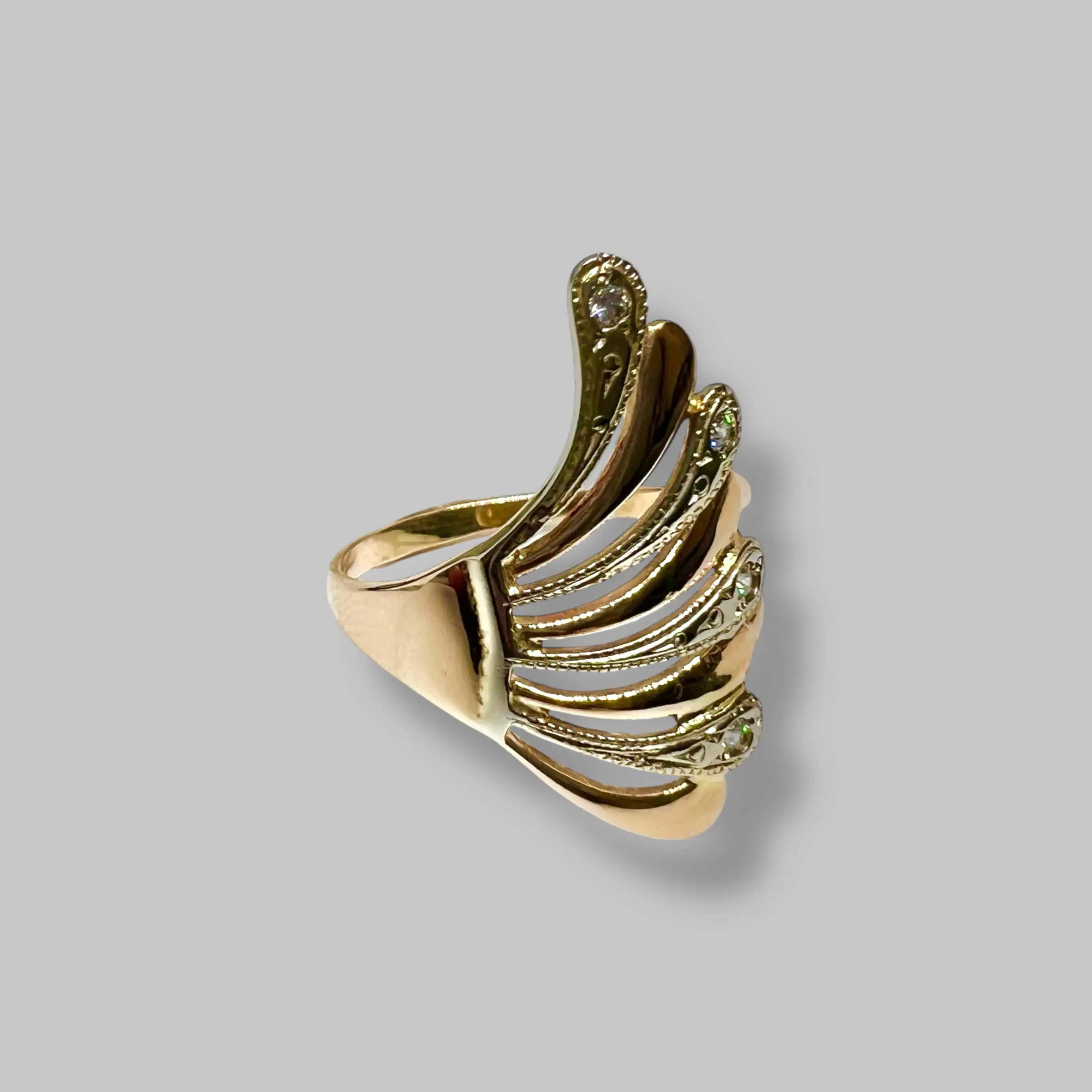 Золота каблучка "Сяюча амплітуда" фото