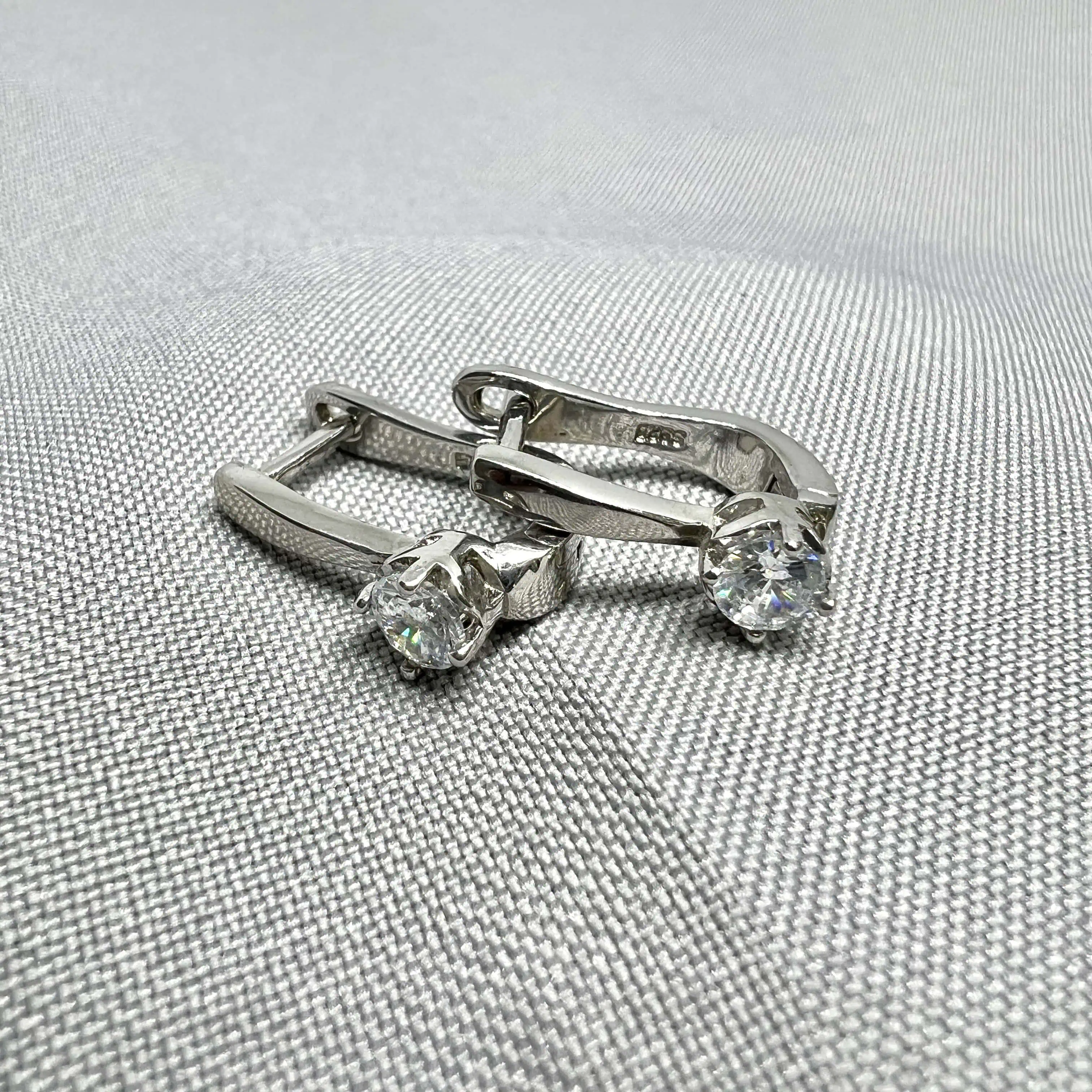 Срібні сережки "Діамантова фіксація" фото