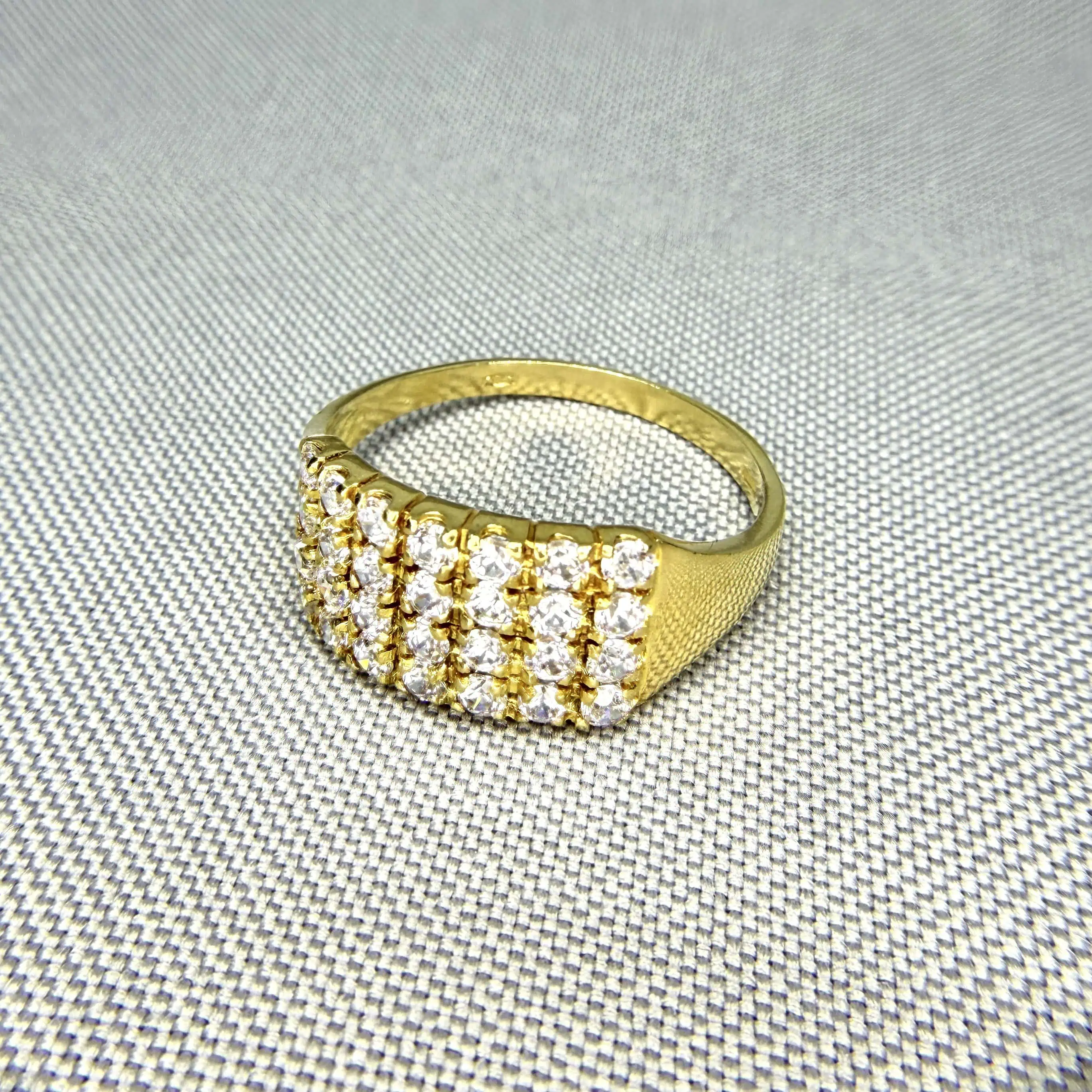 Золота каблучка "Неперевершена" фото