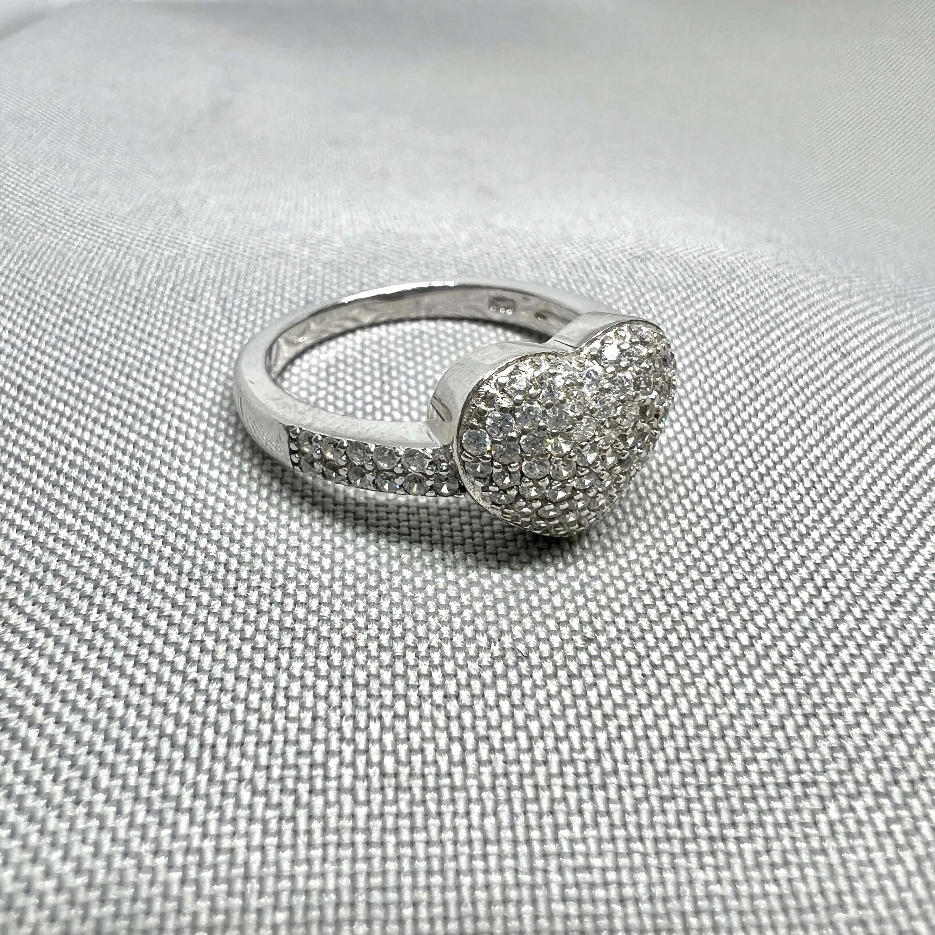 Срібна каблучка "Осяйне кохання" фото