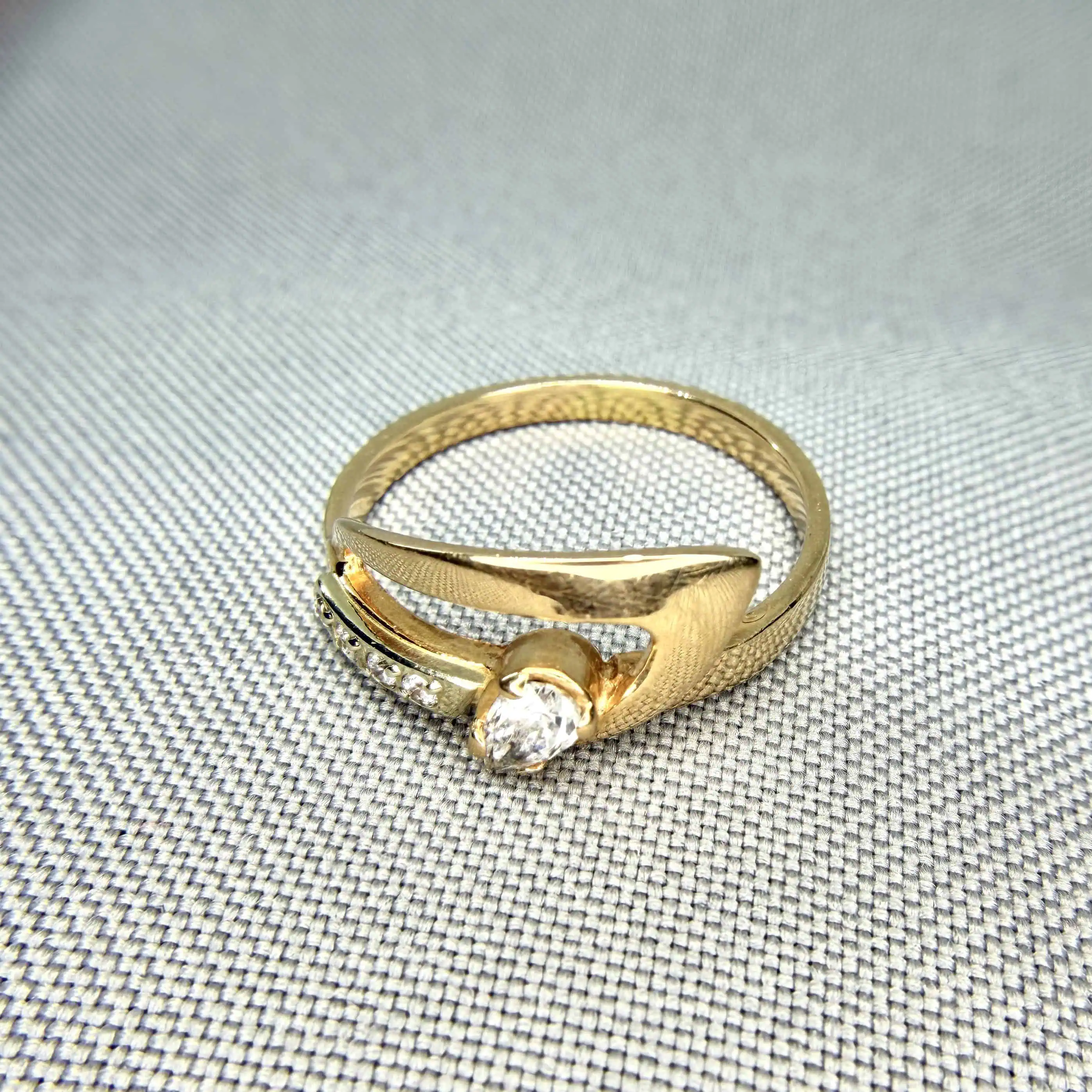 Золота каблучка "Яскравий Акцент" фото