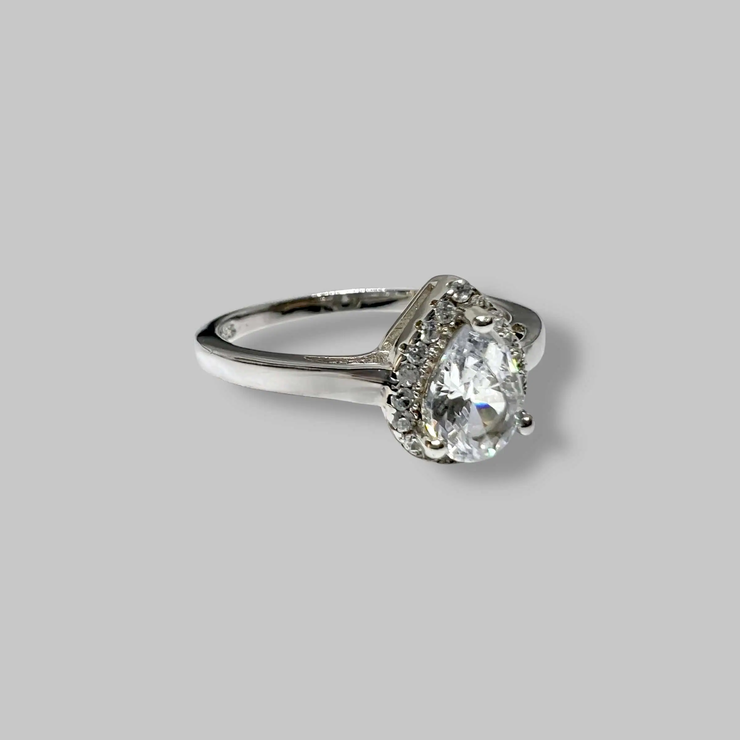 Срібна каблучка "Коштовна іскра" фото